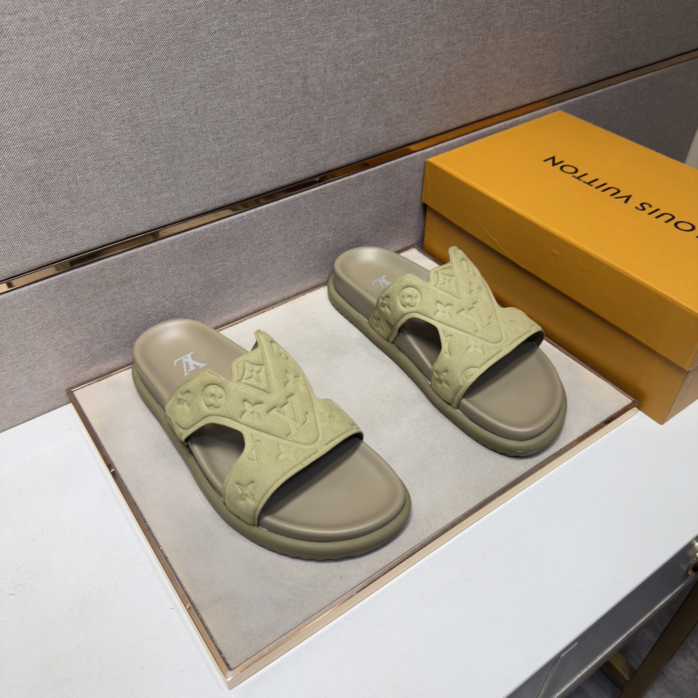 NO:833946,[LV~] Men's casual slippers are on sale simultaneously in 2026z cabinets. Size: 38-44#. The uppers in 9 colors are made of multi-material spliced ​​genuine leather lining, which is comfortable and breathable. The original soles are comfortable and wear-resistant. The real ones are better when photographed in person. Louis vuitton, slippers19860909【LV～】男士休闲拖鞋 2026z柜同步发售 码数:38-44# 9个颜色鞋面选用多材质拼接真皮内里,舒适透气,鞋底原版舒适耐磨大底,实物拍摄实物更赞,,louis vuitton,slippers,Men's shoes