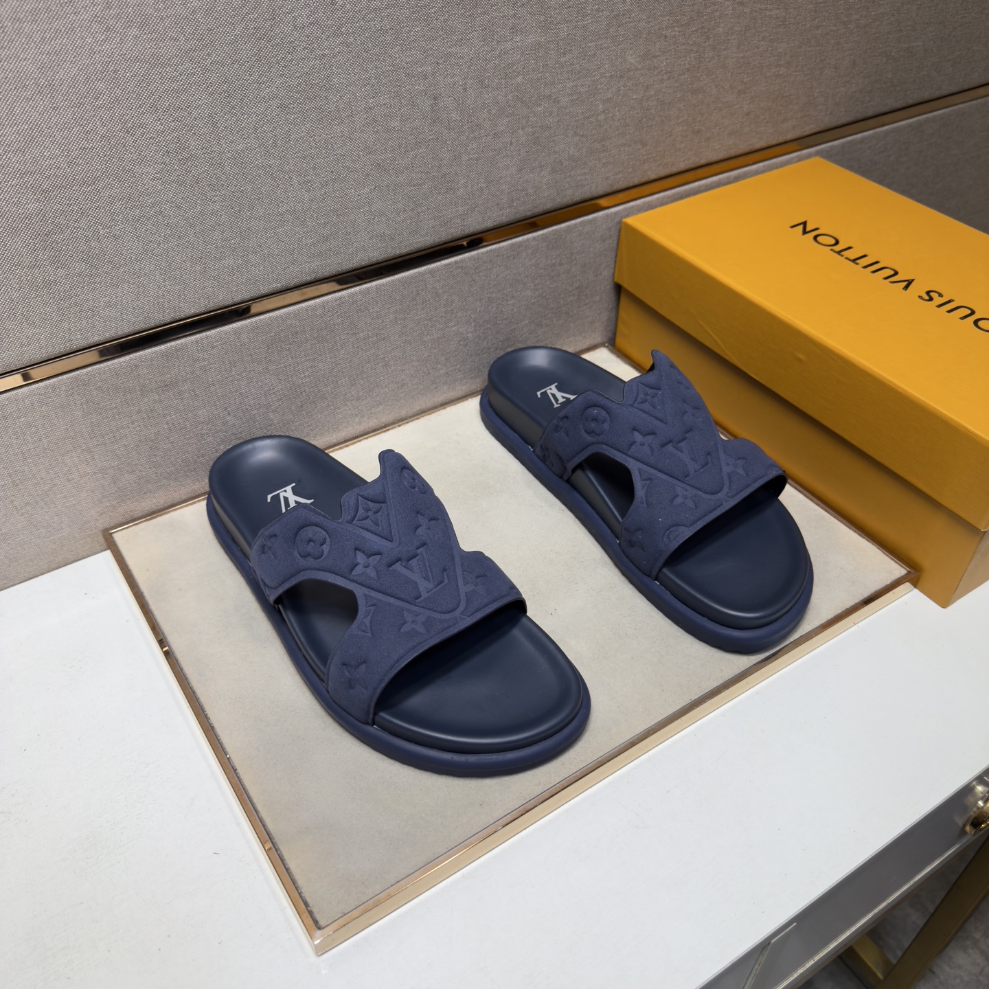 NO:833954,[LV~] Men's casual slippers are on sale simultaneously in 2026z cabinets. Size: 38-44#. The uppers in 8 colors are made of multi-material spliced ​​genuine leather lining, which is comfortable and breathable. The original soles are comfortable and wear-resistant. The real ones are better when photographed in person. Louis vuitton, slippers19860909【LV～】男士休闲拖鞋 2026z柜同步发售 码数:38-44# 8个颜色鞋面选用多材质拼接真皮内里,舒适透气,鞋底原版舒适耐磨大底,实物拍摄实物更赞,,louis vuitton,slippers,Men's shoes