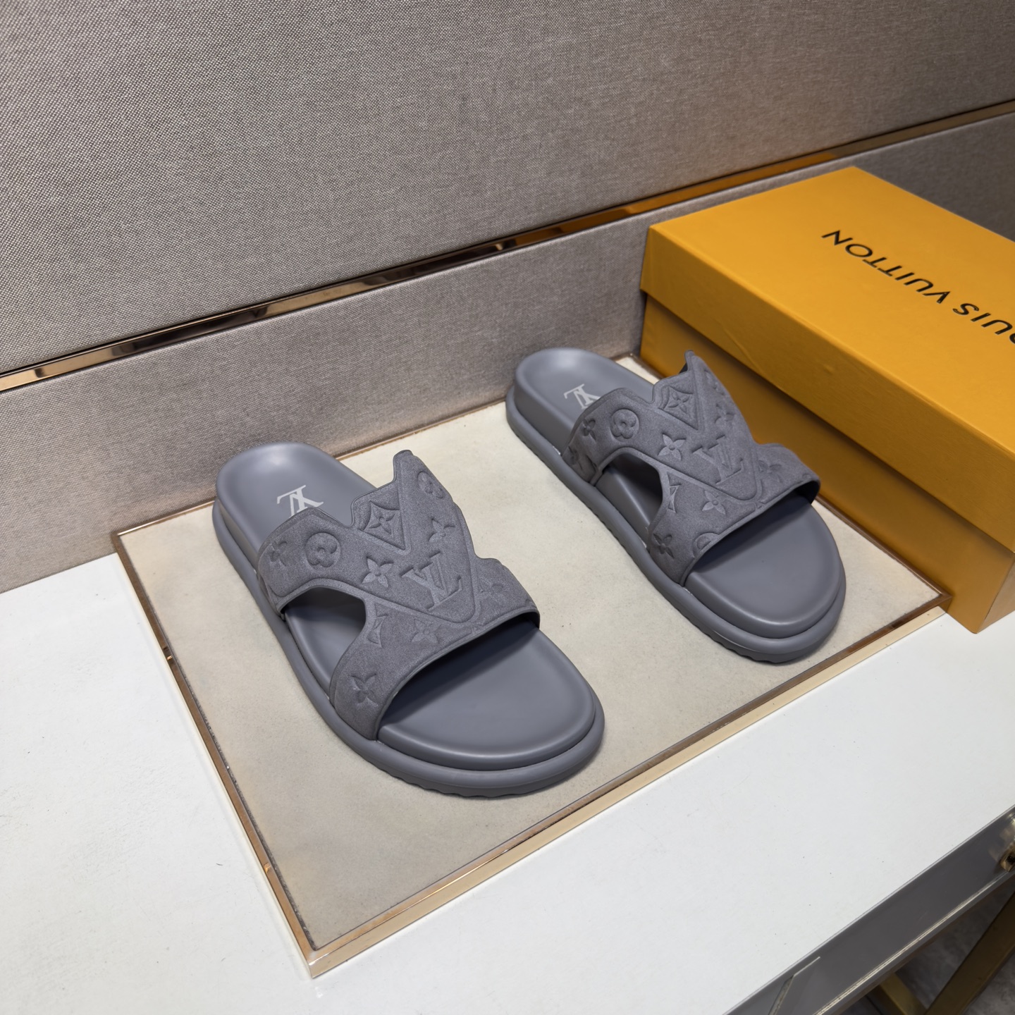 NO:833895,[LV~] Men's casual slippers are on sale simultaneously in 2026z cabinets. Number of sizes: 38-44#. The uppers are made of multi-material spliced ​​genuine leather lining, which is comfortable and breathable. The original soles are comfortable and wear-resistant. The real ones are better when photographed in real life. Louis vuitton, slippers19860909【LV～】男士休闲拖鞋 2026z柜同步发售 码数:38-44# 个颜色鞋面选用多材质拼接真皮内里,舒适透气,鞋底原版舒适耐磨大底,实物拍摄实物更赞,,louis vuitton,slippers,Men's shoes