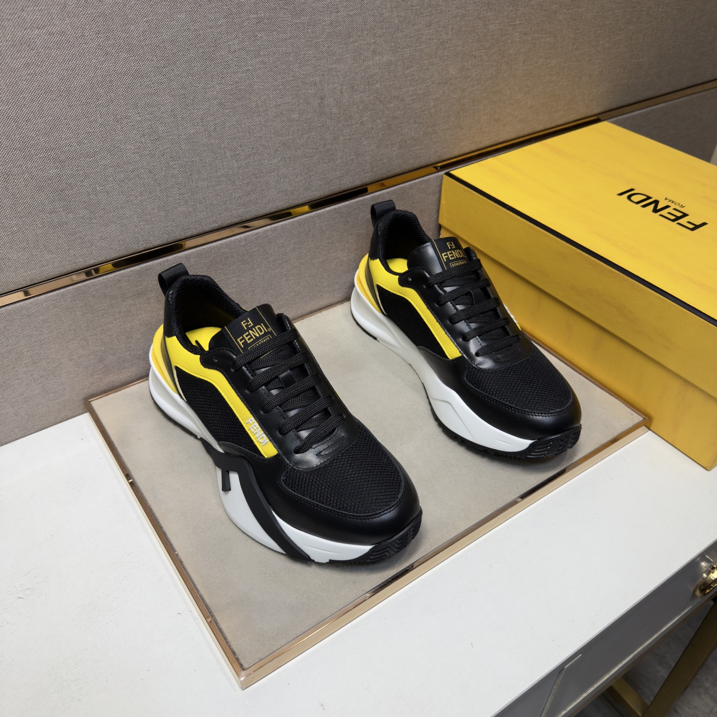NO:833910,[Fendi~] Men's casual shoes 2026z cabinet simultaneous sale Size: 38-44# 2 colors of uppers with multi-material stitching mesh lining, comfortable and breathable, original soles comfortable and wear-resistant outsole, real photos taken in real life are better, Fendi19860909【芬迪～】男士休闲鞋 2026z柜同步发售 码数:38-44# 2个颜色鞋面选用多材质拼接网布内里,舒适透气,鞋底原版舒适耐磨大底,实物拍摄实物更赞,,fendi,Men's shoes