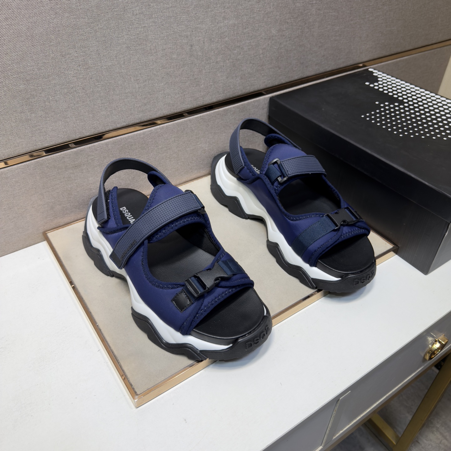 NO:833917,[D2~] Men's casual sandals are on sale simultaneously in 2026z cabinets. Size: 38-44#. The uppers in 3 colors are made of multi-material spliced ​​mesh lining, which is comfortable and breathable. The soles are original and comfortable and wear-resistant. The actual photos taken are better, sandals19860909【D2～】男士休闲凉鞋 2026z柜同步发售 码数:38-44# 3个颜色鞋面选用多材质拼接网布内里,舒适透气,鞋底原版舒适耐磨大底,实物拍摄实物更赞,,sandals,Men's shoes