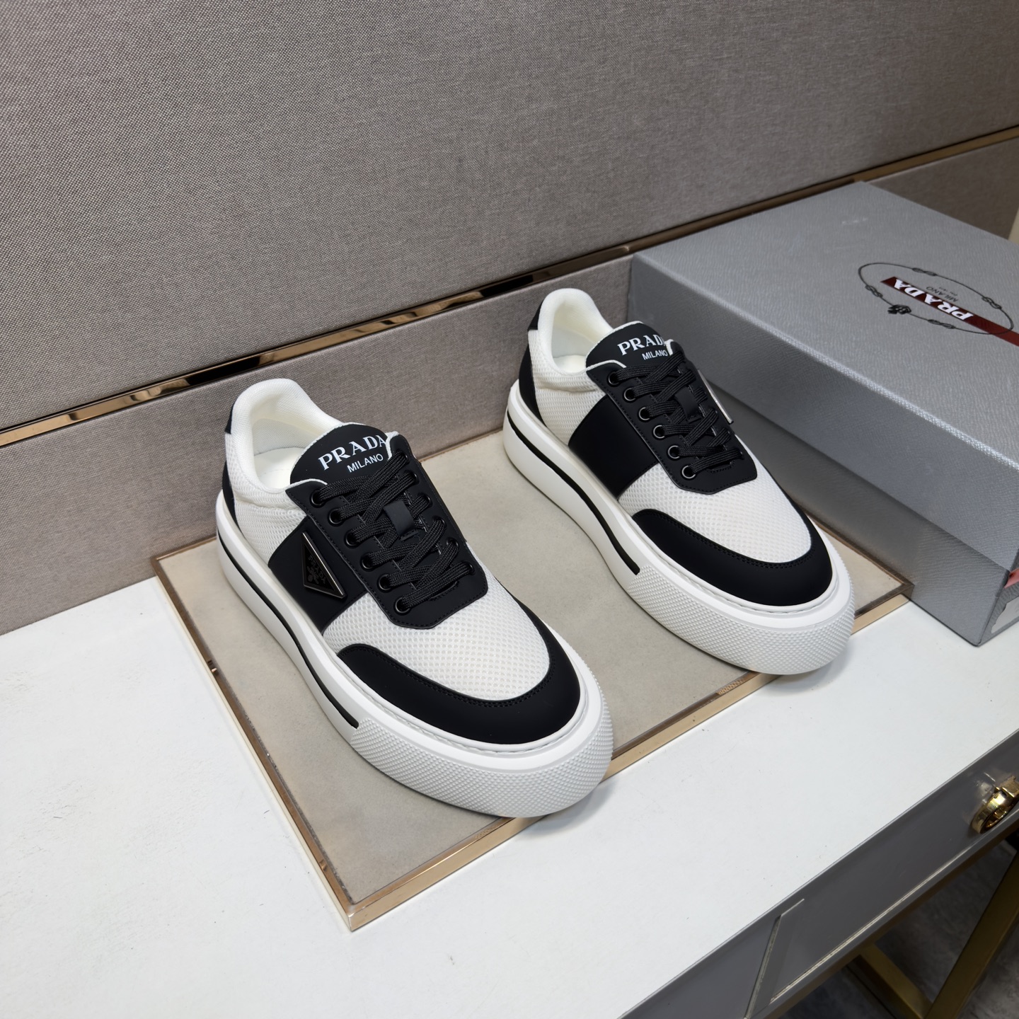 NO:833941,[Prada~] Men's casual shoes 2026z cabinet sales simultaneously Size: 38-44# 4 colors The upper is made of multi-material spliced ​​mesh lining, which is comfortable and breathable. The original sole is comfortable and wear-resistant. The real thing is better when photographed in person, prada19860909【普拉达～】男士休闲鞋 2026z柜同步发售 码数:38-44# 4个颜色鞋面选用多材质拼接网布内里,舒适透气,鞋底原版舒适耐磨大底,实物拍摄实物更赞,,prada,Men's shoes