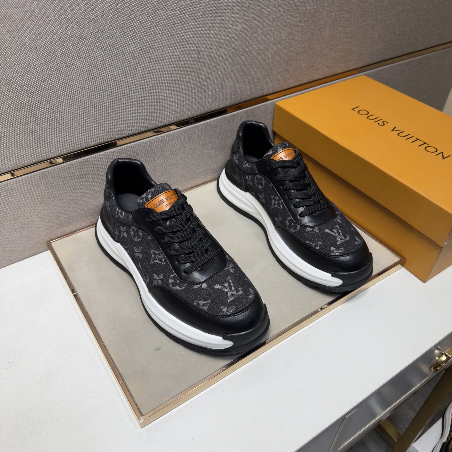 NO:834262,[LV~] Men's casual shoes 2026z cabinet sales simultaneously Size 38-44 # 2 colors The upper is made of multi-material spliced ​​genuine leather lining, comfortable and breathable, the original sole is comfortable and wear-resistant, the real thing is better when photographed in person, louis vuitton19860909【LV～】男士休闲鞋 2026z柜同步发售 码数38-44 # 2个颜色鞋面选用多材质拼接真皮内里,舒适透气,鞋底原版舒适耐磨大底,实物拍摄实物更赞,,louis vuitton,Men's shoes