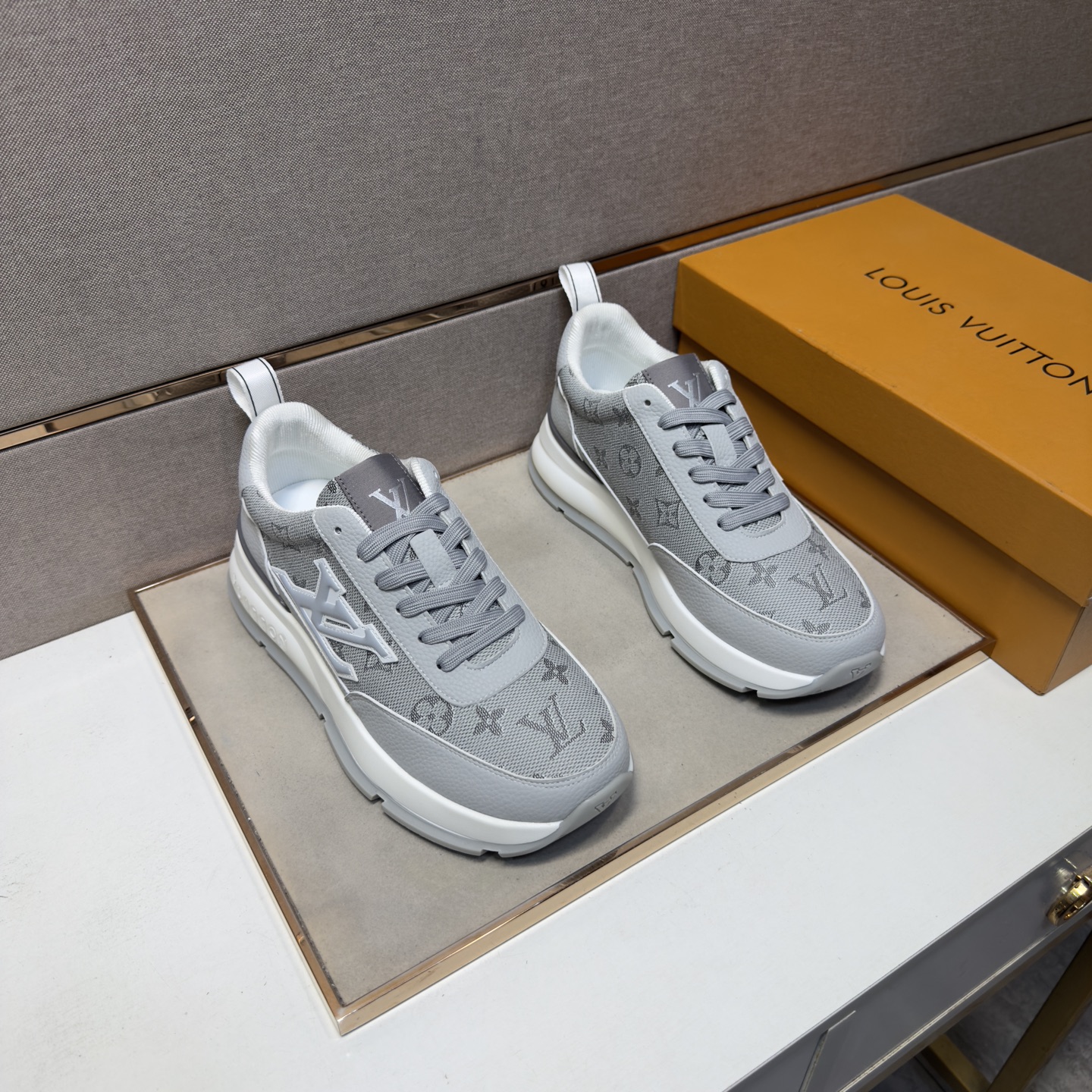 NO:834271,[LV~] Men's casual shoes 2026z cabinet simultaneous sale Size 38-44 # 4 colors The upper is made of multi-material spliced ​​mesh lining, which is comfortable and breathable. The original sole is comfortable and wear-resistant. The real thing is better when photographed in person. Louis Vuitton19860909【LV～】男士休闲鞋 2026z柜同步发售 码数38-44 # 4个颜色鞋面选用多材质拼接网布内里,舒适透气,鞋底原版舒适耐磨大底,实物拍摄实物更赞,,louis vuitton,Men's shoes