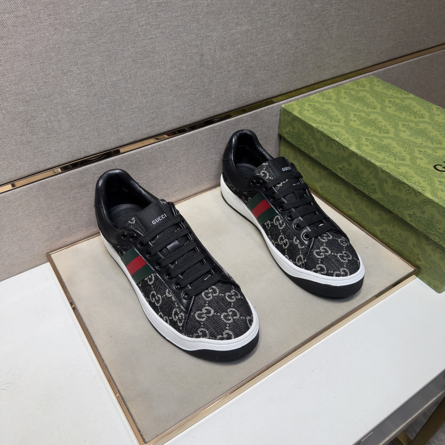 NO:834287,[Gucci~] Men's casual shoes 2026z cabinet sales simultaneously Size 38-44 # 2 colors The upper is made of multi-material splicing genuine leather lining, comfortable and breathable, the original sole is comfortable and wear-resistant, the real thing is better when photographed, gucci19860909【古驰～】男士休闲鞋 2026z柜同步发售 码数38-44 # 2个颜色鞋面选用多材质拼接真皮内里,舒适透气,鞋底原版舒适耐磨大底,实物拍摄实物更赞,,gucci,Men's shoes