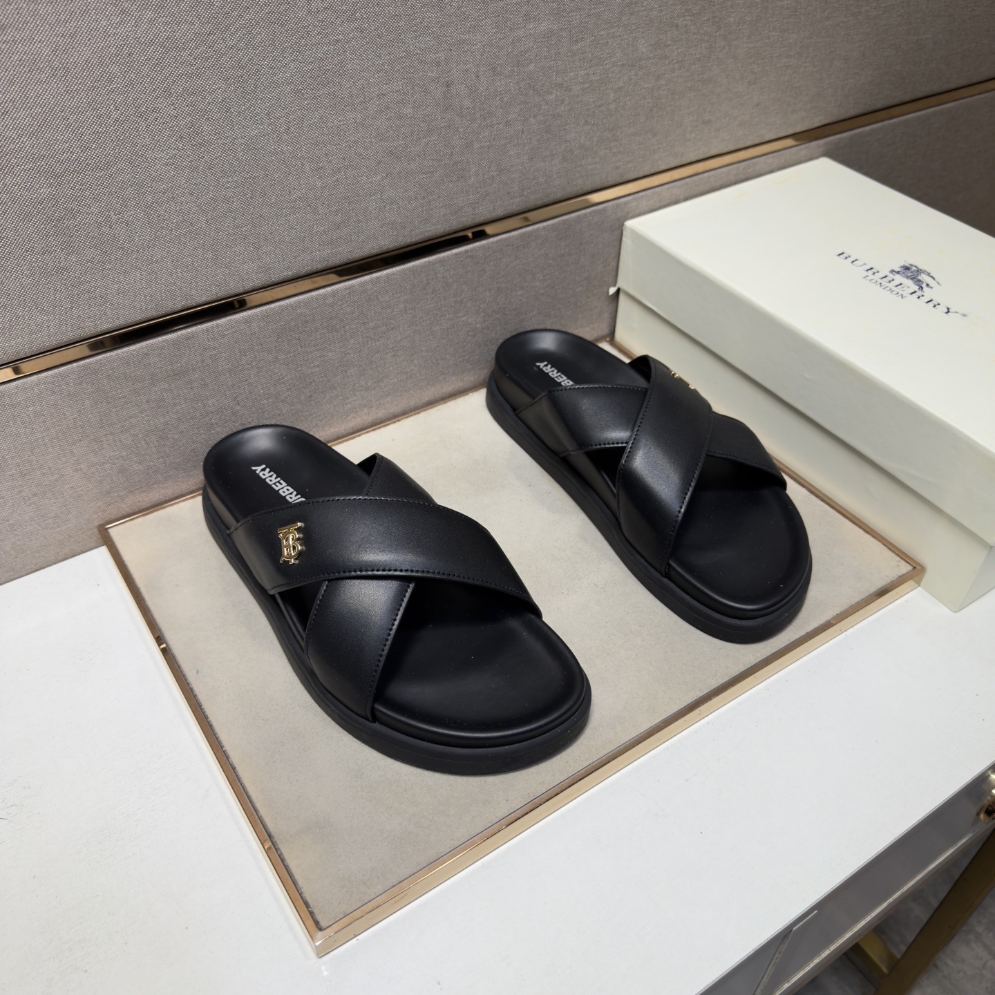 NO:850269,[Burberry~] Men's casual slippers are on sale simultaneously in 2026z cabinets. Size: 38-44#. The uppers in 6 colors are made of multi-material spliced ​​genuine leather lining, which is comfortable and breathable. The soles are original and comfortable and wear-resistant. The real ones are better when photographed in person., burberry, slippers19860909【巴宝莉～】男士休闲拖鞋 2026z柜同步发售 码数:38-44# 6个颜色鞋面选用多材质拼接真皮内里,舒适透气,鞋底原版舒适耐磨大底,实物拍摄实物更赞,,burberry,slippers,Men's shoes