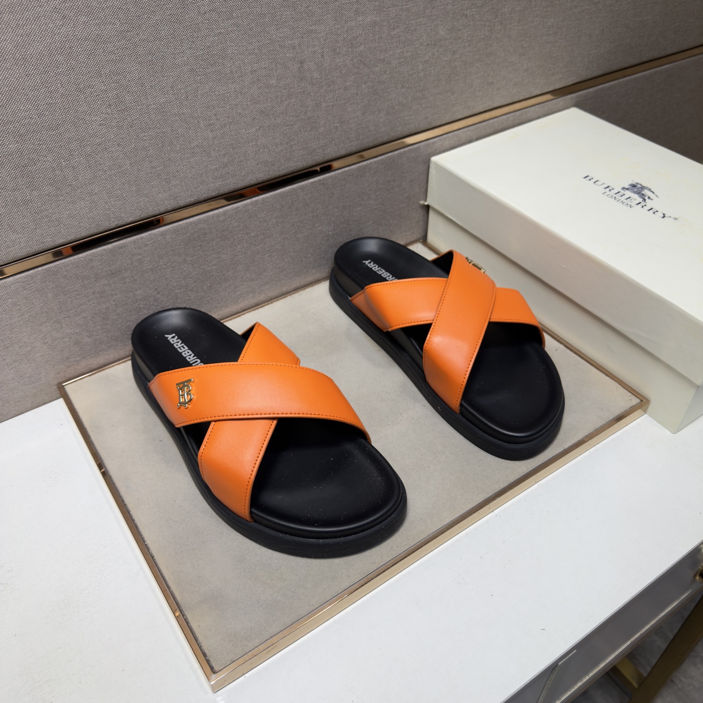 NO:850280,[Burberry~] Men's casual slippers are on sale simultaneously in 2026z cabinets. Size: 38-44#. 5 colors. The upper is made of multi-material spliced ​​genuine leather lining, which is comfortable and breathable. The original sole is comfortable and wear-resistant. The real thing is better when photographed in person., burberry, slippers19860909【巴宝莉～】男士休闲拖鞋 2026z柜同步发售 码数:38-44# 5个颜色鞋面选用多材质拼接真皮内里,舒适透气,鞋底原版舒适耐磨大底,实物拍摄实物更赞,,burberry,slippers,Men's shoes