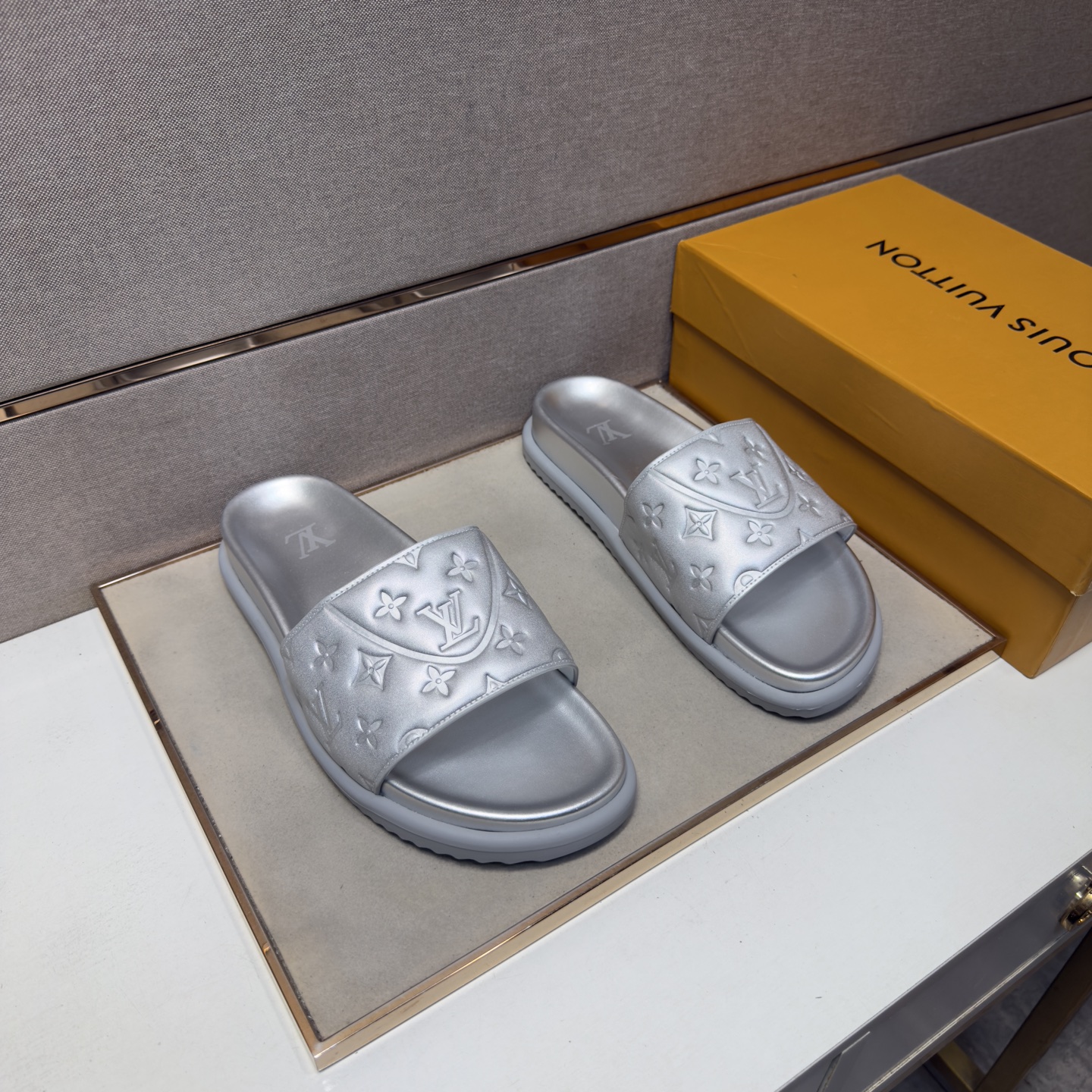 NO:850290,[LV~] Men's casual slippers are on sale simultaneously in 2026z cabinets. Size: 38-44#. The uppers in 8 colors are made of multi-material spliced ​​genuine leather lining, which is comfortable and breathable. The original soles are comfortable and wear-resistant. The real ones are better when photographed in person. Louis vuitton, slippers19860909【LV～】男士休闲拖鞋 2026z柜同步发售 码数:38-44# 8个颜色鞋面选用多材质拼接真皮内里,舒适透气,鞋底原版舒适耐磨大底,实物拍摄实物更赞,,louis vuitton,slippers,Men's shoes