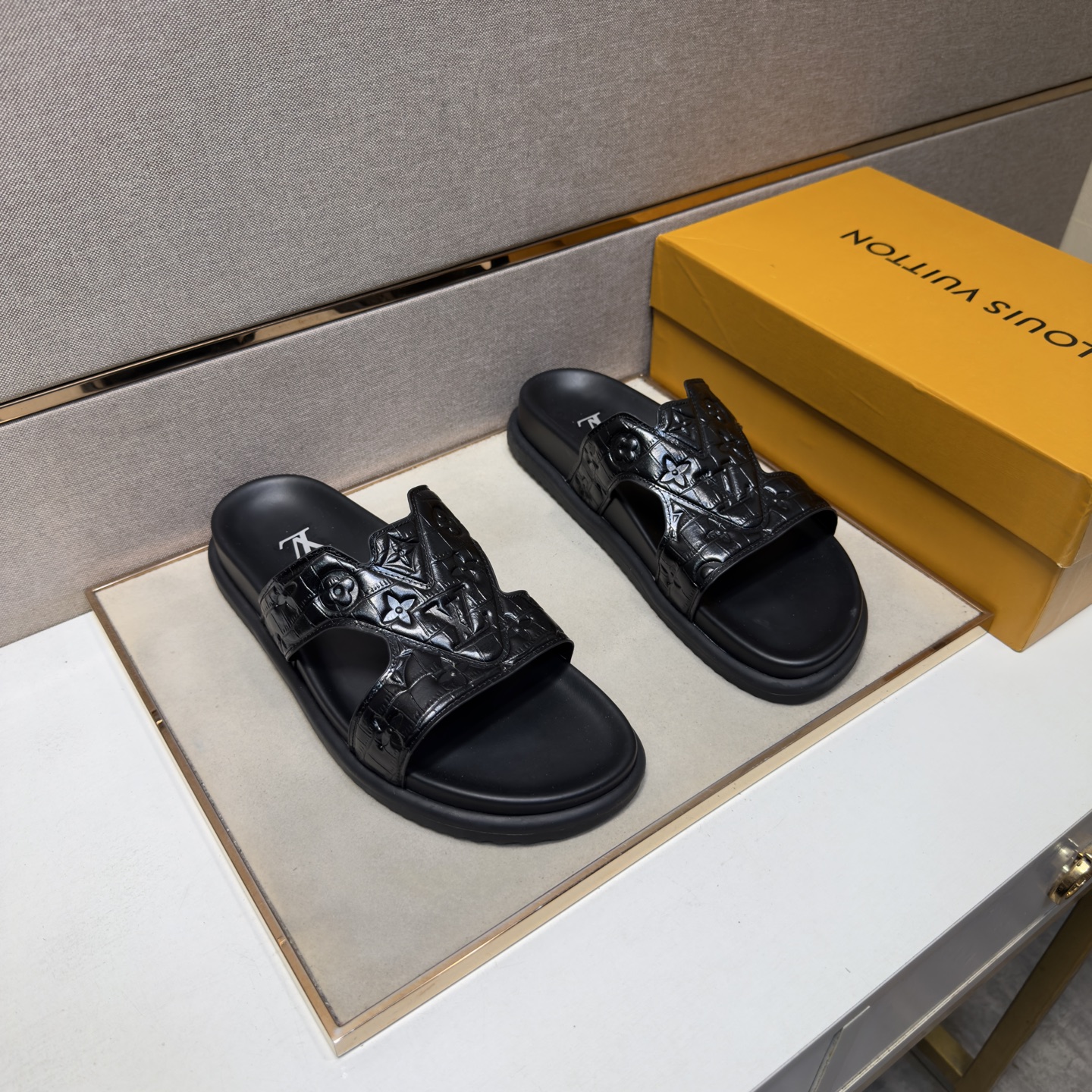 NO:850299,[LV~] Men's casual slippers are on sale simultaneously in 2026z cabinets. Size: 38-44#. The uppers in 3 colors are made of multi-material spliced ​​genuine leather lining, which is comfortable and breathable. The original soles are comfortable and wear-resistant. The real ones are better when photographed in person. Louis vuitton, slippers19860909【LV～】男士休闲拖鞋 2026z柜同步发售 码数:38-44# 3个颜色鞋面选用多材质拼接真皮内里,舒适透气,鞋底原版舒适耐磨大底,实物拍摄实物更赞,,louis vuitton,slippers,Men's shoes