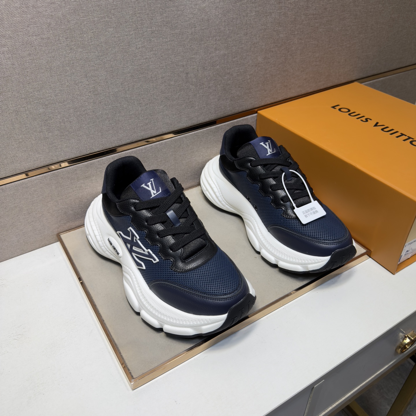 NO:851241,[LV~] Men's casual shoes 2026z cabinet simultaneous sale Size: 38-44 # 5 colors of uppers made of cowhide stitching mesh lining, comfortable and breathable, original soles comfortable and wear-resistant outsole, real photos taken in real life are better, louis vuitton, cowhide19860909【LV～】男士休闲鞋 2026z柜同步发售 码数:38-44 # 5个颜色鞋面选用牛皮拼接网布内里,舒适透气,鞋底原版舒适耐磨大底,实物拍摄实物更赞,,louis vuitton,cowhide,Men's shoes