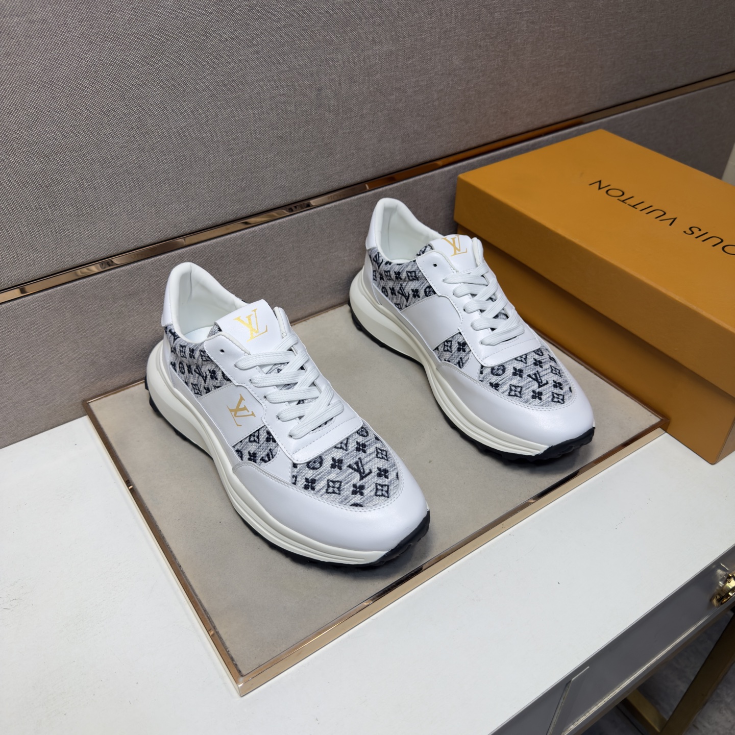 NO:851264,[LV~] Men's casual shoes 2026z cabinet simultaneous sale Size: 38-44# 3 colors of uppers are made of multi-material splicing genuine leather lining, comfortable and breathable, the original sole is comfortable and wear-resistant, the real thing is better when photographed in person, Louis Vuitton19860909【LV～】男士休闲鞋 2026z柜同步发售 码数:38-44# 3个颜色鞋面选用多材质拼接真皮内里,舒适透气,鞋底原版舒适耐磨大底,实物拍摄实物更赞,,louis vuitton,Men's shoes