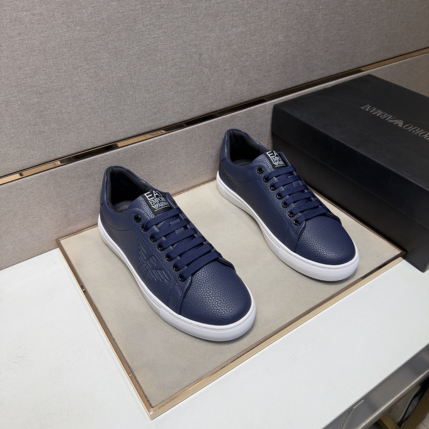NO:851735,[Armani~] Men's casual shoes 2026z cabinet sales simultaneously Size 38-44 # 2 colors The upper is made of multi-material splicing genuine leather lining, comfortable and breathable, the original sole is comfortable and wear-resistant, the real thing is better when photographed, armani19860909【阿玛尼～】男士休闲鞋 2026z柜同步发售 码数38-44 # 2个颜色鞋面选用多材质拼接真皮内里,舒适透气,鞋底原版舒适耐磨大底,实物拍摄实物更赞,,armani,Men's shoes