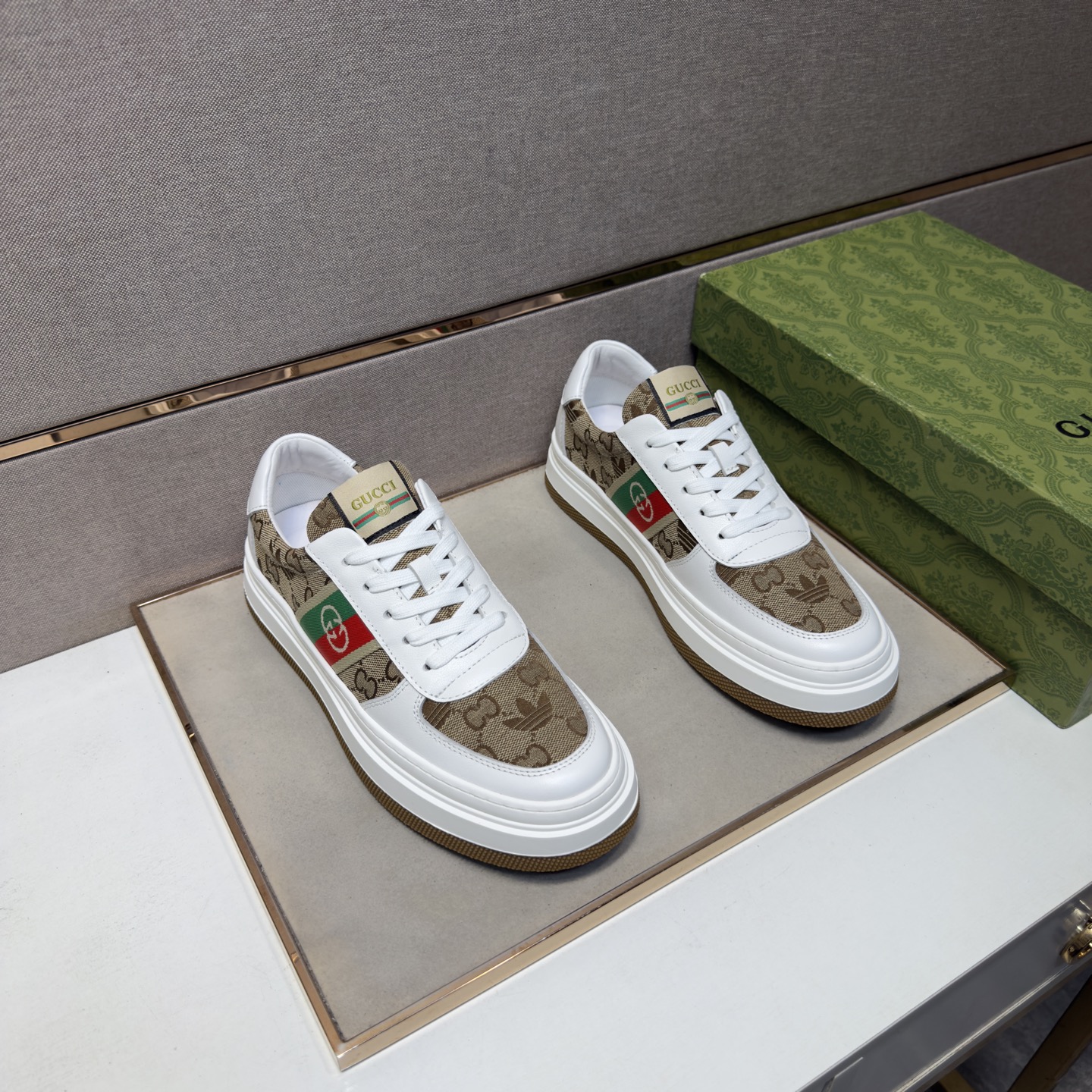 NO:851745,[Gucci~] Men's casual shoes 2026z cabinet sales simultaneously Size 38-44 # 2 colors The upper is made of multi-material splicing genuine leather lining, comfortable and breathable, the original sole is comfortable and wear-resistant, the real thing is better when photographed, gucci19860909【古驰～】男士休闲鞋 2026z柜同步发售 码数38-44 # 2个颜色鞋面选用多材质拼接真皮内里,舒适透气,鞋底原版舒适耐磨大底,实物拍摄实物更赞,,gucci,Men's shoes