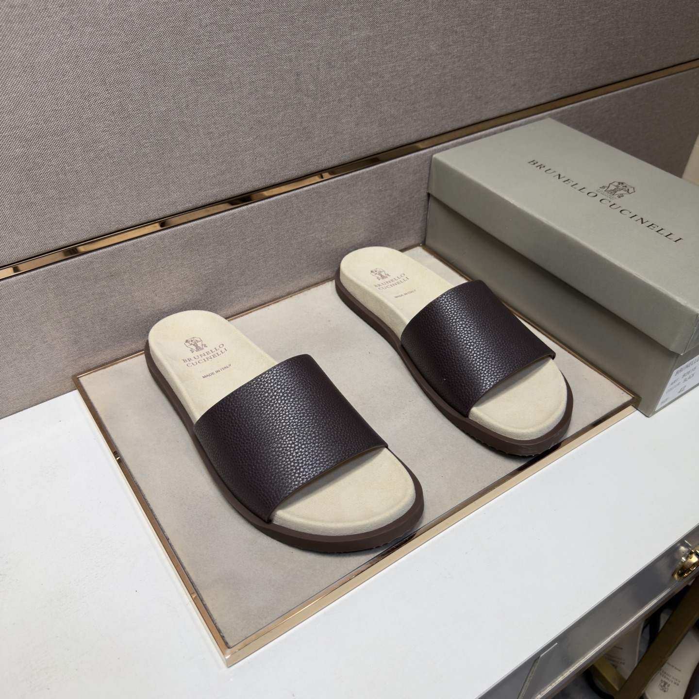 NO:851755,[BC~] Men's casual slippers are on sale simultaneously in 2026z cabinets. Sizes 38-44 # 5 colors. The uppers are made of multi-material splicing and genuine leather lining. They are comfortable and breathable. The original soles are comfortable and wear-resistant. The real ones are better when photographed in person., slippers19860909【BC～】男士休闲拖鞋 2026z柜同步发售 码数38-44 # 5个颜色鞋面选用多材质拼接真皮内里,舒适透气,鞋底原版舒适耐磨大底,实物拍摄实物更赞,,slippers,Men's shoes
