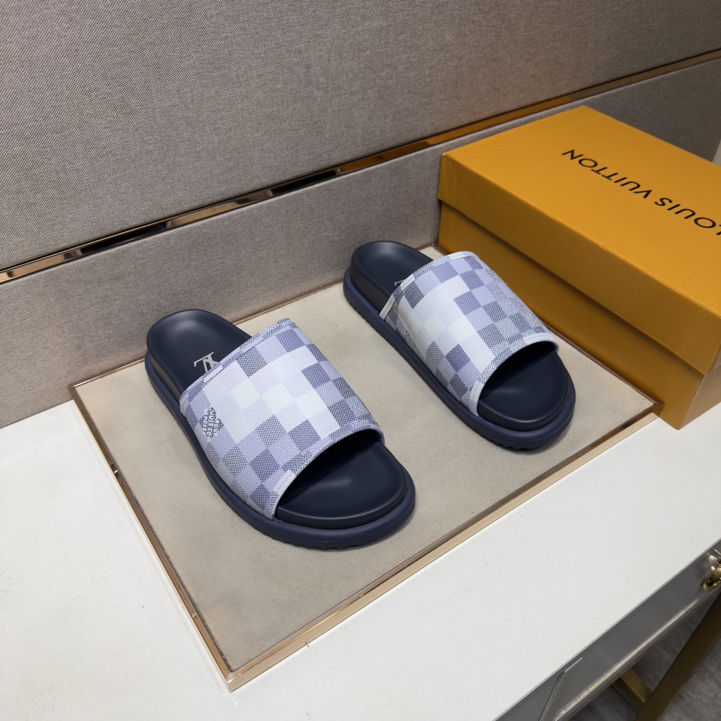 NO:851848,[LV~] Men's casual slippers are on sale simultaneously in 2026z cabinets. Size: 38-44#. The uppers in 5 colors are made of multi-material spliced ​​genuine leather lining, which is comfortable and breathable. The original soles are comfortable and wear-resistant. The real ones are better when photographed in person. Louis vuitton, slippers19860909【LV～】男士休闲拖鞋 2026z柜同步发售 码数:38-44# 5个颜色鞋面选用多材质拼接真皮内里,舒适透气,鞋底原版舒适耐磨大底,实物拍摄实物更赞,,louis vuitton,slippers,Men's shoes