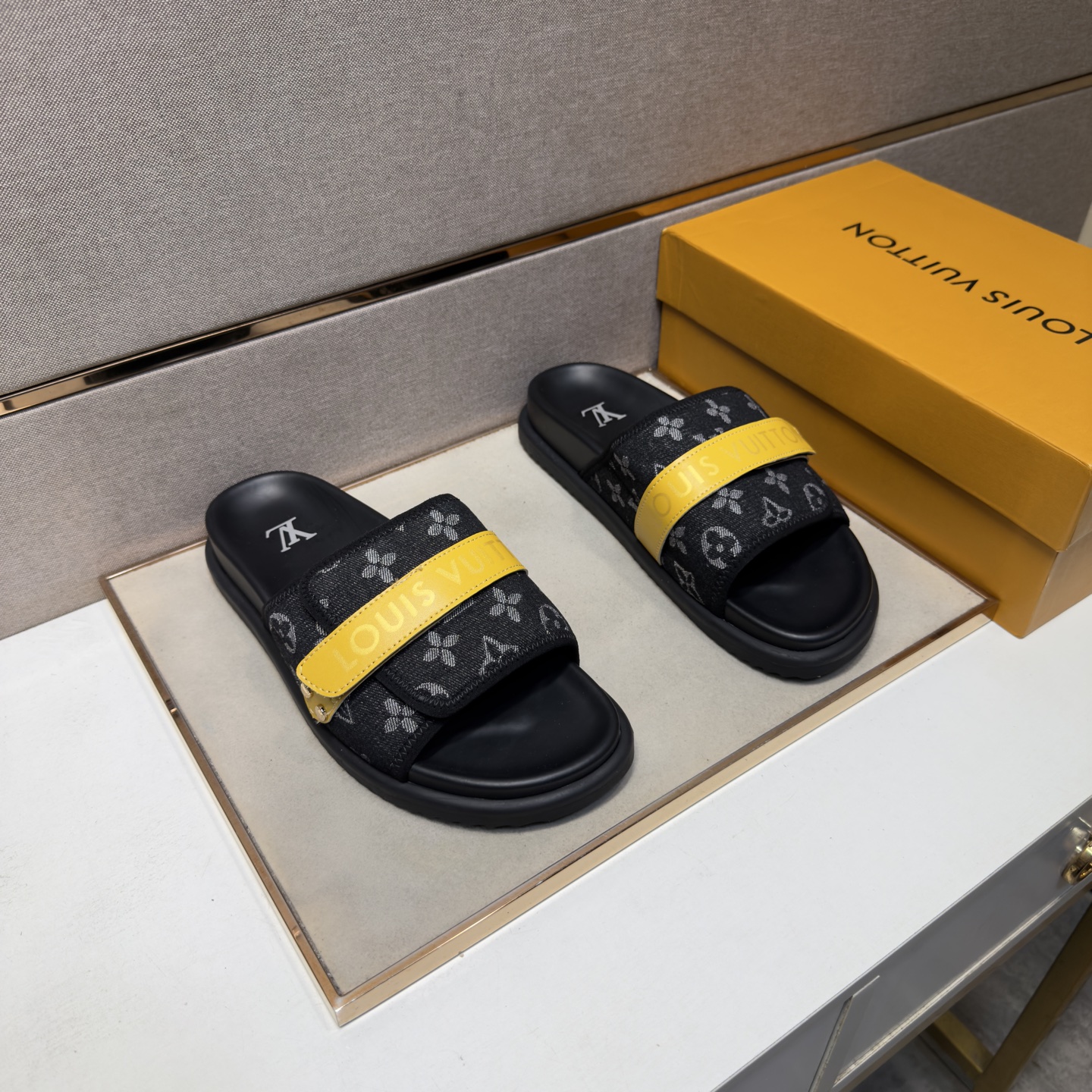 NO:851857,[LV~] Men's casual slippers are on sale simultaneously in 2026z cabinets. Size: 38-44#. The uppers in 4 colors are made of multi-material spliced ​​genuine leather lining, which is comfortable and breathable. The original soles are comfortable and wear-resistant. The real ones are better when photographed in person. Louis vuitton, slippers19860909【LV～】男士休闲拖鞋 2026z柜同步发售 码数:38-44# 4个颜色鞋面选用多材质拼接真皮内里,舒适透气,鞋底原版舒适耐磨大底,实物拍摄实物更赞,,louis vuitton,slippers,Men's shoes