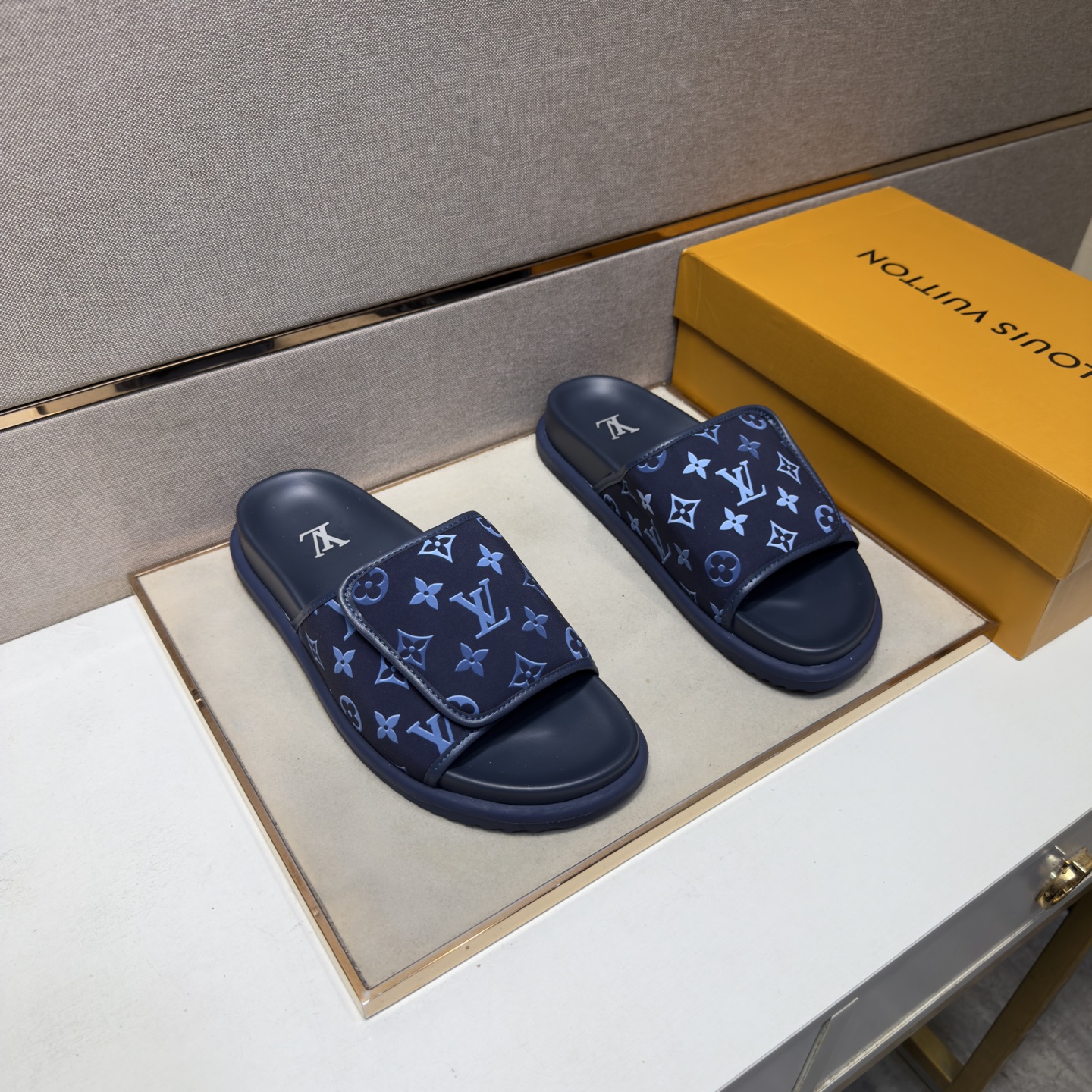 NO:851867,[LV~] Men's casual slippers are on sale simultaneously in 2026z cabinets. Size: 38-44#. The uppers in 5 colors are made of multi-material spliced ​​genuine leather lining, which is comfortable and breathable. The original soles are comfortable and wear-resistant. The real ones are better when photographed in person. Louis vuitton, slippers19860909【LV～】男士休闲拖鞋 2026z柜同步发售 码数:38-44# 5个颜色鞋面选用多材质拼接真皮内里,舒适透气,鞋底原版舒适耐磨大底,实物拍摄实物更赞,,louis vuitton,slippers,Men's shoes