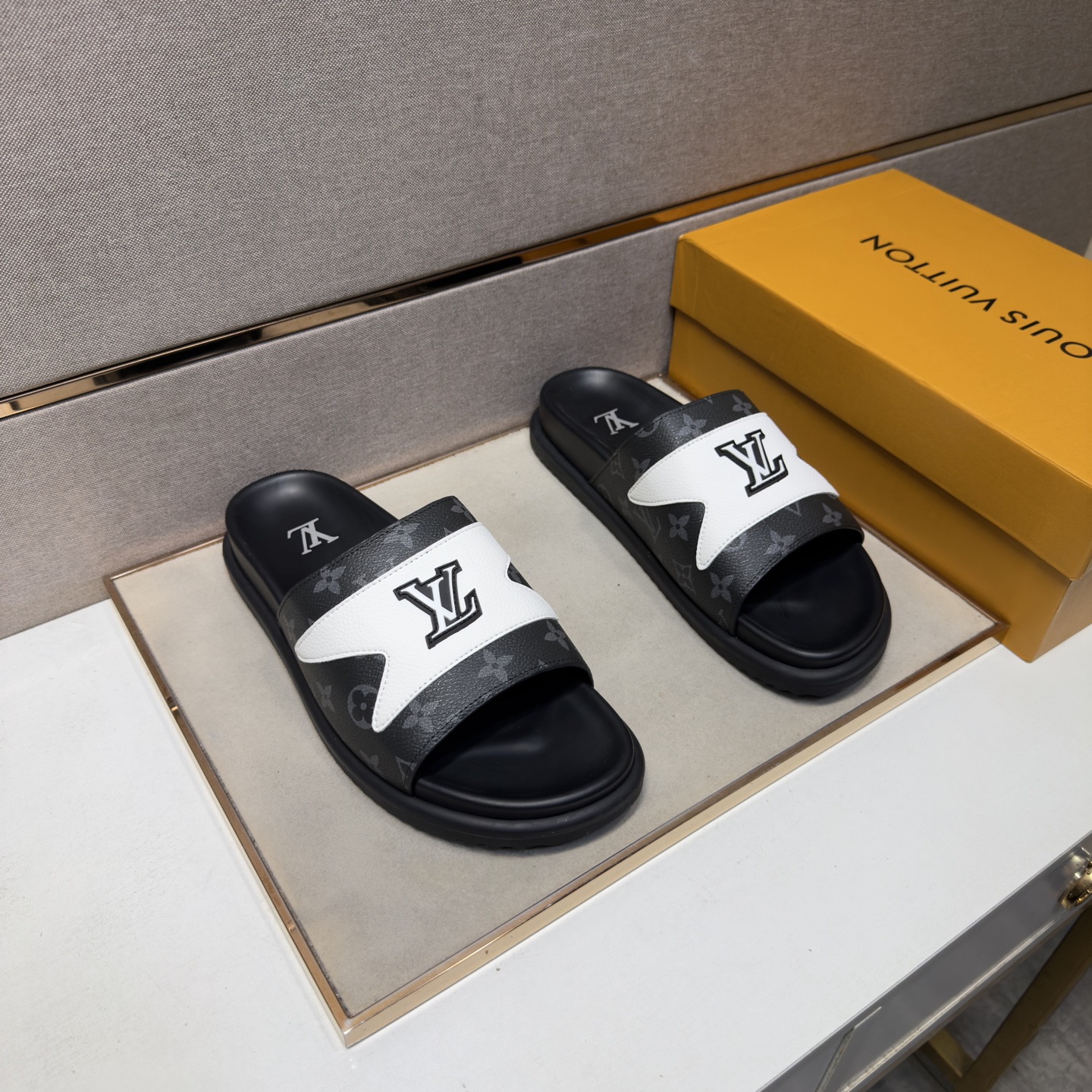 NO:851877,[LV~] Men's casual slippers are on sale simultaneously in 2026z cabinets. Size: 38-44#. The uppers in 3 colors are made of multi-material spliced ​​genuine leather lining, which is comfortable and breathable. The original soles are comfortable and wear-resistant. The real ones are better when photographed in person. Louis vuitton, slippers19860909【LV～】男士休闲拖鞋 2026z柜同步发售 码数:38-44# 3个颜色鞋面选用多材质拼接真皮内里,舒适透气,鞋底原版舒适耐磨大底,实物拍摄实物更赞,,louis vuitton,slippers,Men's shoes