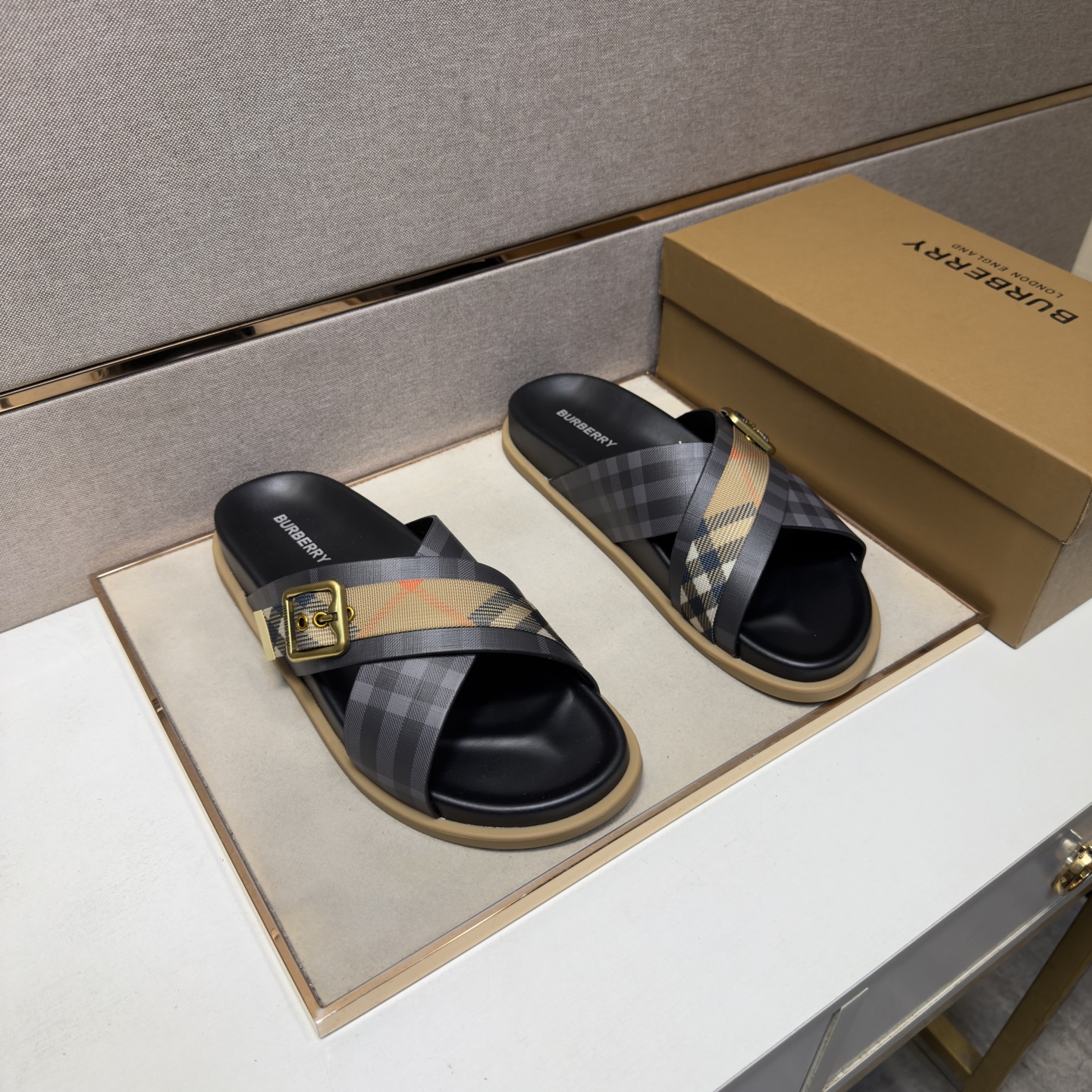 NO:851893,[Burberry~] Men's casual slippers are on sale simultaneously in 2026z cabinets. Size: 38-44#. The uppers in 3 colors are made of multi-material spliced ​​genuine leather lining, which is comfortable and breathable. The soles are original and comfortable and wear-resistant. The real ones are better when photographed in person., burberry, slippers19860909【巴宝莉～】男士休闲拖鞋 2026z柜同步发售 码数:38-44# 3个颜色鞋面选用多材质拼接真皮内里,舒适透气,鞋底原版舒适耐磨大底,实物拍摄实物更赞,,burberry,slippers,Men's shoes