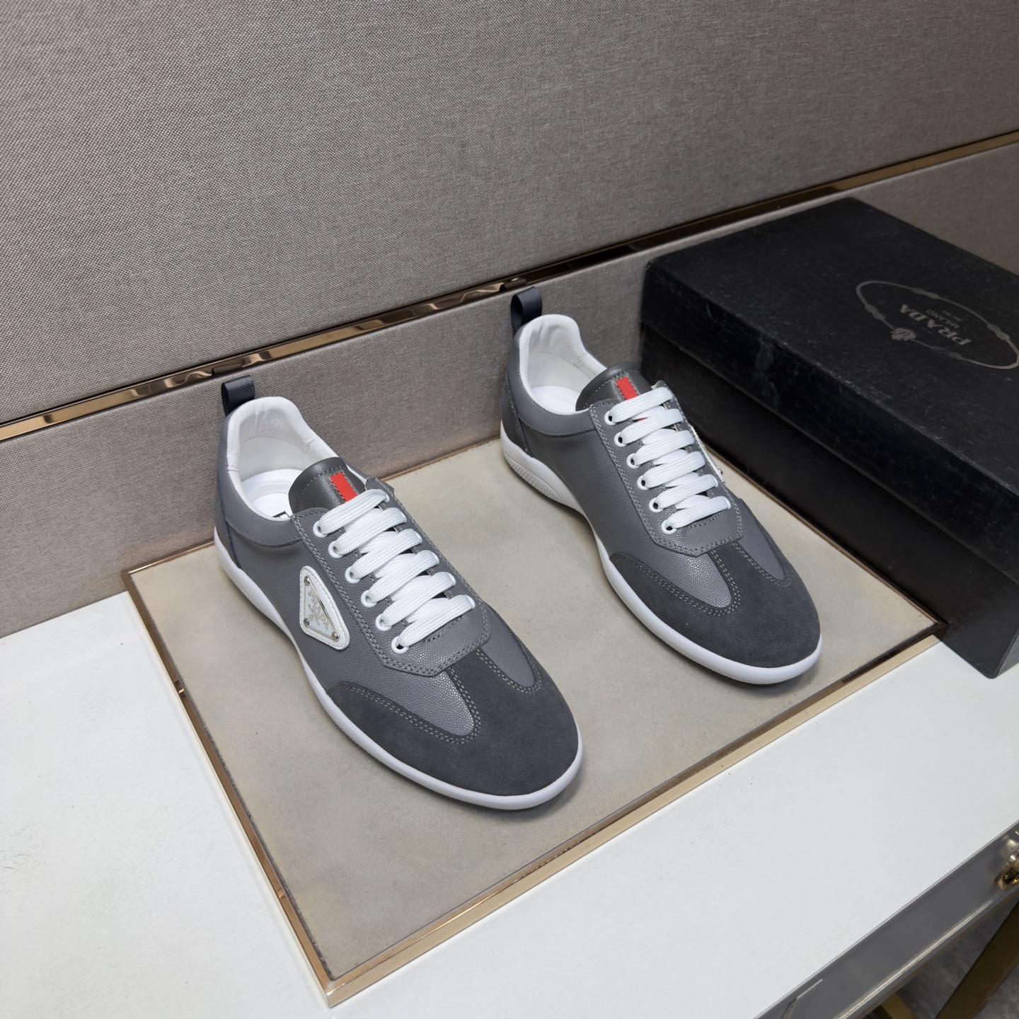 NO:851904,[Prada~] Men's casual shoes 2026z cabinet simultaneous sale Size: 39-44# 3 colors of uppers are made of multi-material splicing genuine leather lining, comfortable and breathable, original soles are comfortable and wear-resistant, the real thing is better when photographed in person, prada19860909【普拉达～】男士休闲鞋 2026z柜同步发售 码数:39-44# 3个颜色鞋面选用多材质拼接真皮内里,舒适透气,鞋底原版舒适耐磨大底,实物拍摄实物更赞,,prada,Men's shoes