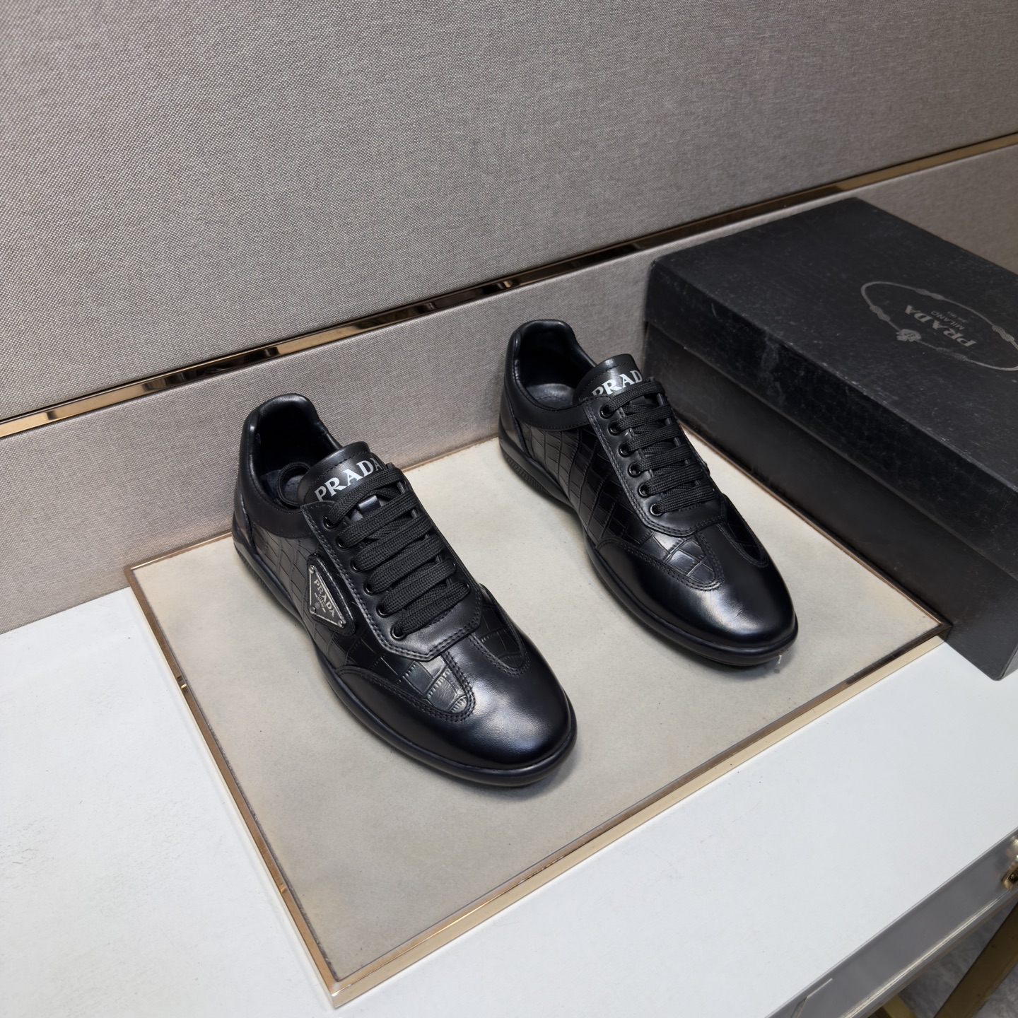 NO:851916,[Prada~] Men's casual shoes 2026z cabinet simultaneous sale Size: 39-44# 2 colors of uppers made of multi-material stitching genuine leather lining, comfortable and breathable, original soles comfortable and wear-resistant outsole, real photos taken in real life are better, prada19860909【普拉达～】男士休闲鞋 2026z柜同步发售 码数:39-44# 2个颜色鞋面选用多材质拼接真皮内里,舒适透气,鞋底原版舒适耐磨大底,实物拍摄实物更赞,,prada,Men's shoes
