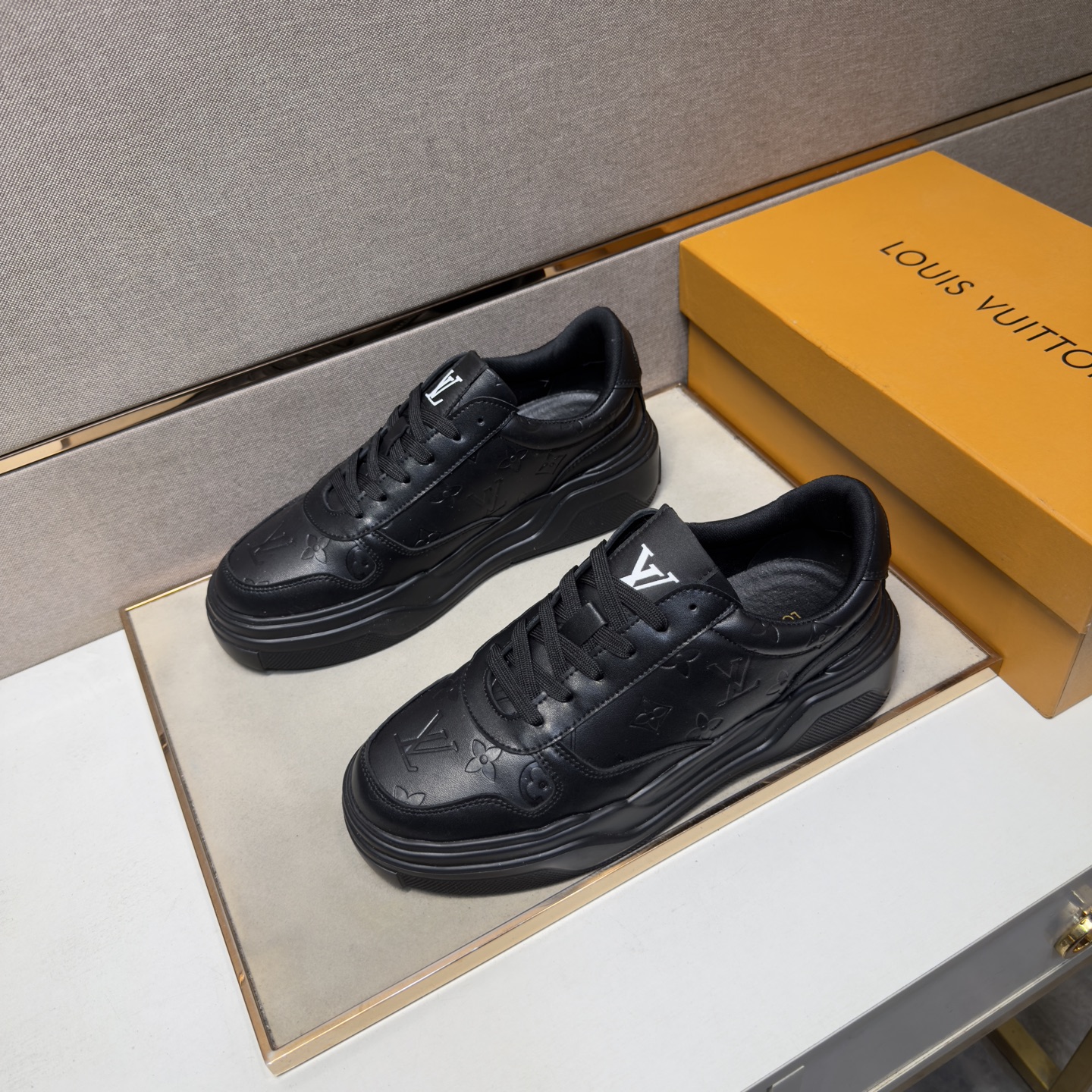 NO:852683,[LV~] Men's casual shoes 2026z cabinet simultaneous sale Size: 38-44# 2 colors of uppers with multi-material stitching mesh lining, comfortable and breathable, original soles comfortable and wear-resistant outsole, real photos taken in real life are better, louis vuitton19860909【LV～】男士休闲鞋 2026z柜同步发售 码数:38-44# 2个颜色鞋面选用多材质拼接网布内里,舒适透气,鞋底原版舒适耐磨大底,实物拍摄实物更赞,,louis vuitton,Men's shoes