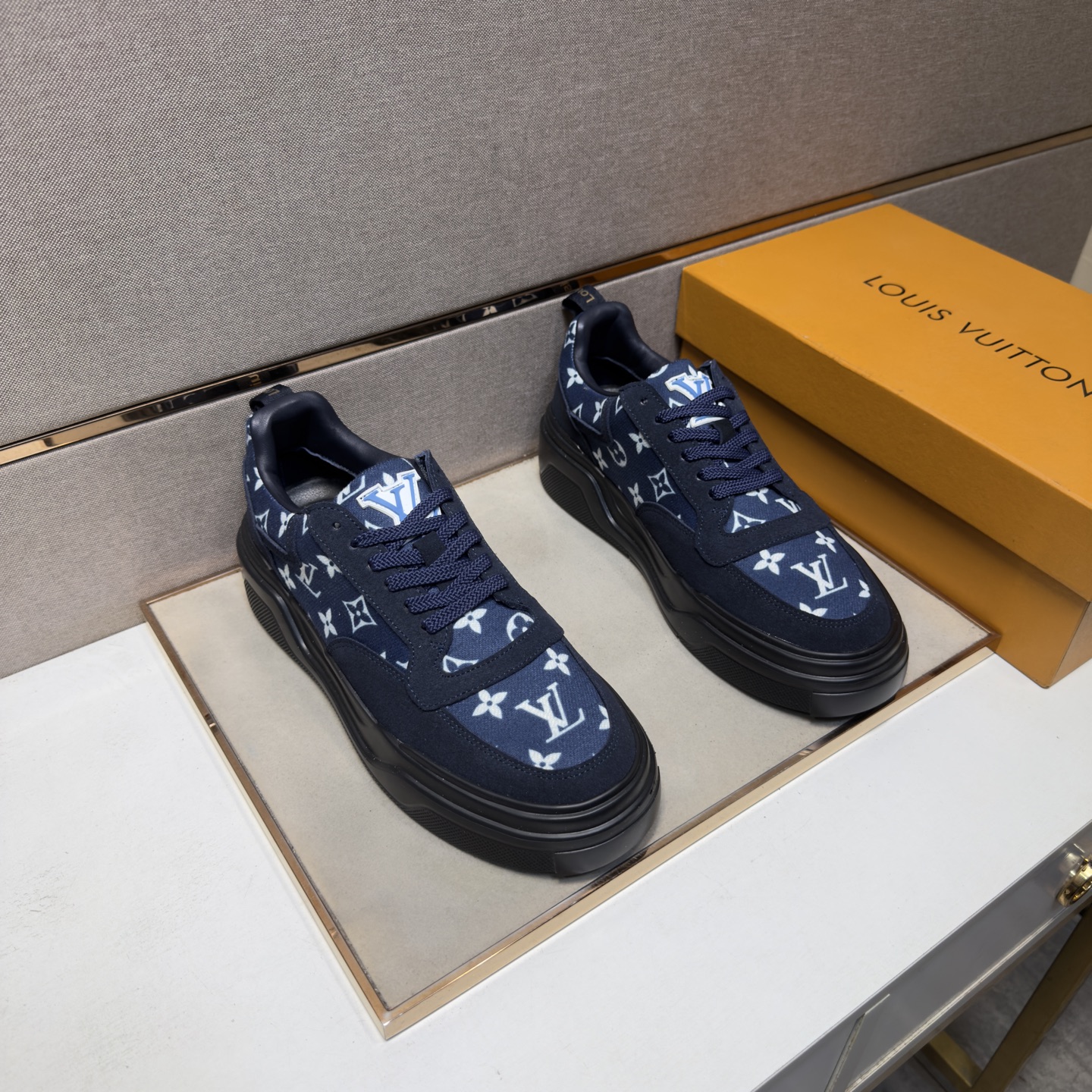NO:852687,[LV~] Men's casual shoes 2026z cabinet simultaneous sale Size: 38-44# 3 colors of uppers are made of multi-material splicing genuine leather lining, comfortable and breathable, the original sole is comfortable and wear-resistant, the real thing is better when photographed in person, Louis Vuitton19860909【LV～】男士休闲鞋 2026z柜同步发售 码数:38-44# 3个颜色鞋面选用多材质拼接真皮内里,舒适透气,鞋底原版舒适耐磨大底,实物拍摄实物更赞,,louis vuitton,Men's shoes