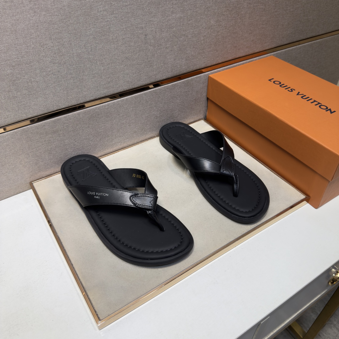 NO:852692,[LV~] Men's casual slippers are on sale simultaneously in 2026z cabinets. Number of sizes: 38-44#. The uppers in 6 colors are made of multi-material spliced ​​genuine leather lining, which is comfortable and breathable. The original soles are comfortable and wear-resistant. The real ones are better when photographed in person. Louis vuitton, slippers19860909【LV～】男士休闲拖鞋 2026z柜同步发售 码数:38-44# 6个颜色鞋面选用多材质拼接真皮内里,舒适透气,鞋底原版舒适耐磨大底,实物拍摄实物更赞,,louis vuitton,slippers,Men's shoes