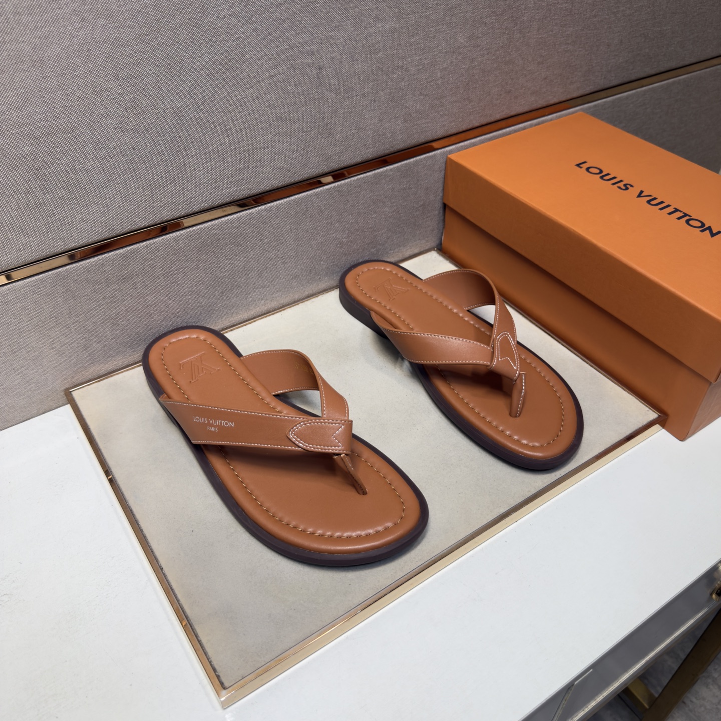 NO:852697,[LV~] Men's casual slippers are on sale simultaneously in 2026z cabinets. Size: 38-44#. The uppers in 5 colors are made of multi-material spliced ​​genuine leather lining, which is comfortable and breathable. The original soles are comfortable and wear-resistant. The real ones are better when photographed in person. Louis vuitton, slippers19860909【LV～】男士休闲拖鞋 2026z柜同步发售 码数:38-44# 5个颜色鞋面选用多材质拼接真皮内里,舒适透气,鞋底原版舒适耐磨大底,实物拍摄实物更赞,,louis vuitton,slippers,Men's shoes
