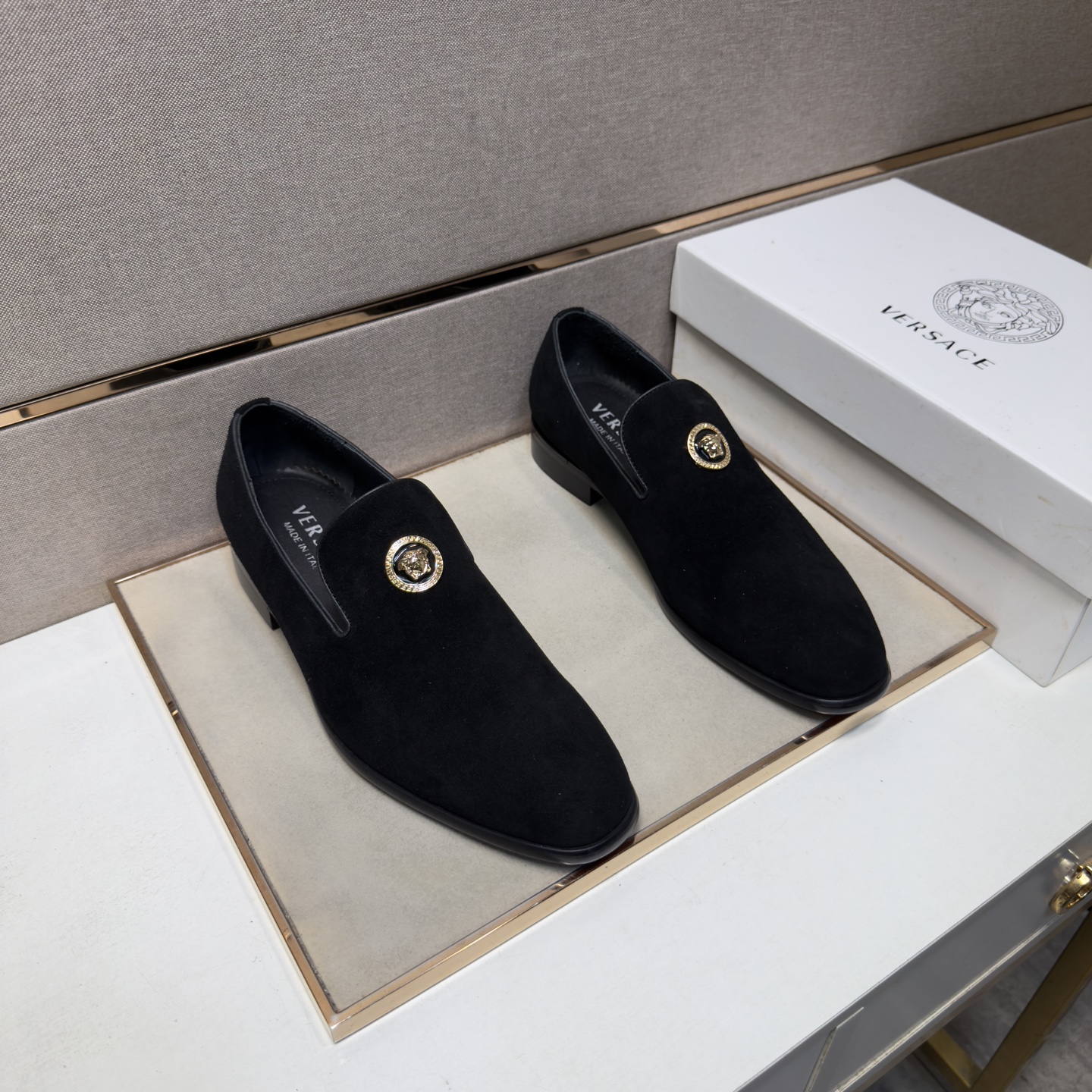 NO:885545,[Versace~] Men's casual formal leather shoes are on sale simultaneously in 2026z cabinets. Size: 38-44# 1 color. The upper is made of cowhide and stitched with cowhide lining. It is comfortable and breathable. The original sole is comfortable and wear-resistant. The real thing is better when photographed in person. Versace, cowhide19860909【范思哲～】男士休闲正装皮鞋 2026z柜同步发售 码数:38-44# 1个颜色鞋面选用牛皮拼接牛皮内里,舒适透气,鞋底原版舒适耐磨大底,实物拍摄实物更赞,,versace,cowhide,Men's shoes