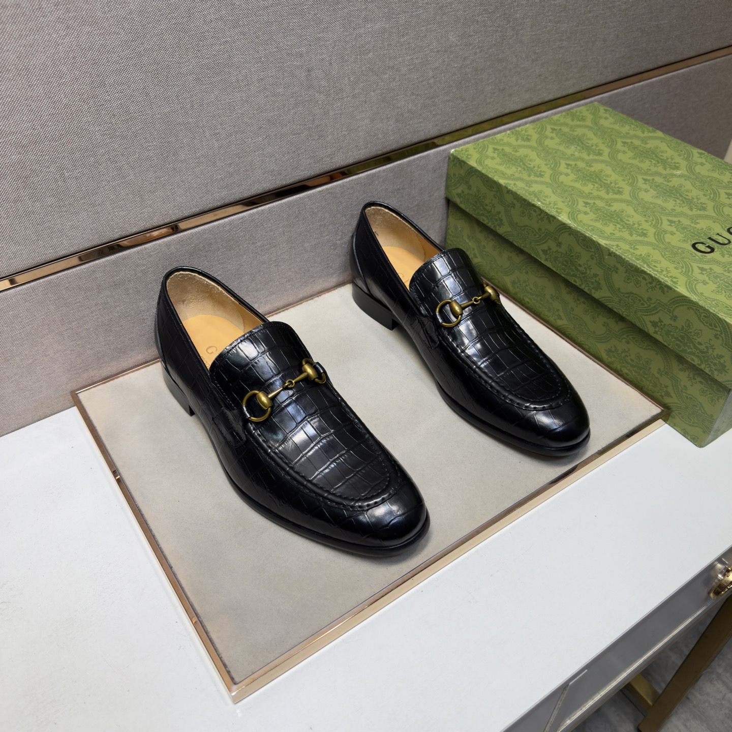 NO:885554,[Gucci~] Men's casual formal leather shoes 2026z cabinet simultaneous sale Code number: 38-44# 1 color upper is made of cowhide stitched with cowhide lining, comfortable and breathable, the original sole is comfortable and wear-resistant, the real thing is better when shot in person, gucci, cowhide19860909【古驰～】男士休闲正装皮鞋 2026z柜同步发售 码数:38-44# 1个颜色鞋面选用牛皮拼接牛皮内里,舒适透气,鞋底原版舒适耐磨大底,实物拍摄实物更赞,,gucci,cowhide,Men's shoes