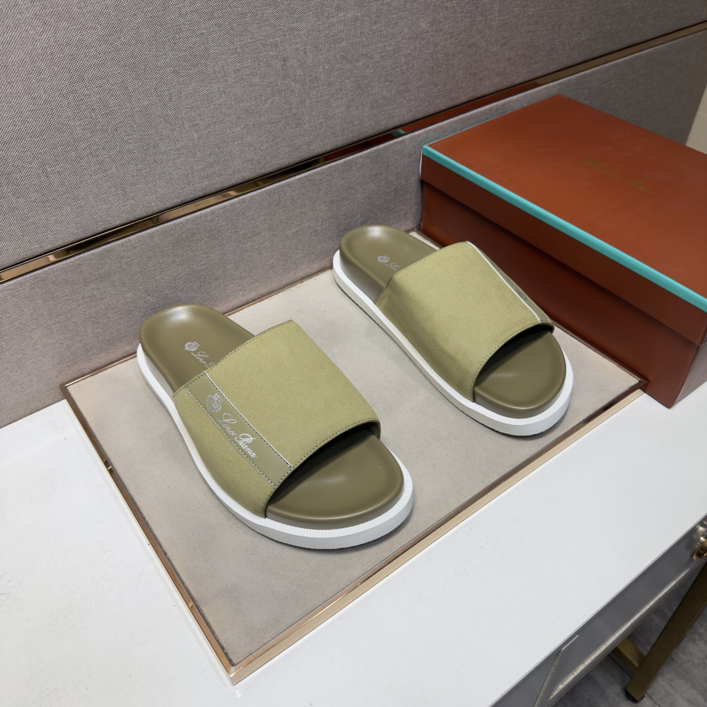 NO:885558,[LP~] Men's casual slippers are on sale simultaneously in 2026z cabinets. Size: 38-44#. The uppers in 7 colors are made of multi-material spliced ​​genuine leather lining, which is comfortable and breathable. The soles are original and comfortable and wear-resistant. The real ones are better when photographed in person. Loro piana, slippers19860909【LP～】男士休闲拖鞋 2026z柜同步发售 码数:38-44# 7个颜色鞋面选用多材质拼接真皮内里,舒适透气,鞋底原版舒适耐磨大底,实物拍摄实物更赞,,loro piana,slippers,Men's shoes