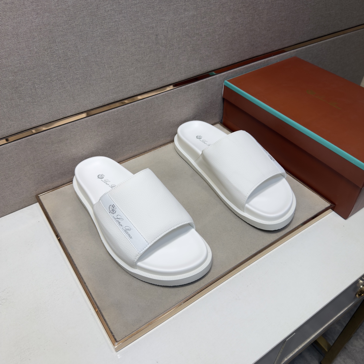 NO:885564,[LP~] Men's casual slippers are on sale simultaneously in 2026z cabinets. Size: 38-44#. 2 colors. The upper is made of multi-material spliced ​​genuine leather lining, which is comfortable and breathable. The original sole is comfortable and wear-resistant. The real thing is better when photographed in person. Loro piana, slippers19860909【LP～】男士休闲拖鞋 2026z柜同步发售 码数:38-44# 2个颜色鞋面选用多材质拼接真皮内里,舒适透气,鞋底原版舒适耐磨大底,实物拍摄实物更赞,,loro piana,slippers,Men's shoes