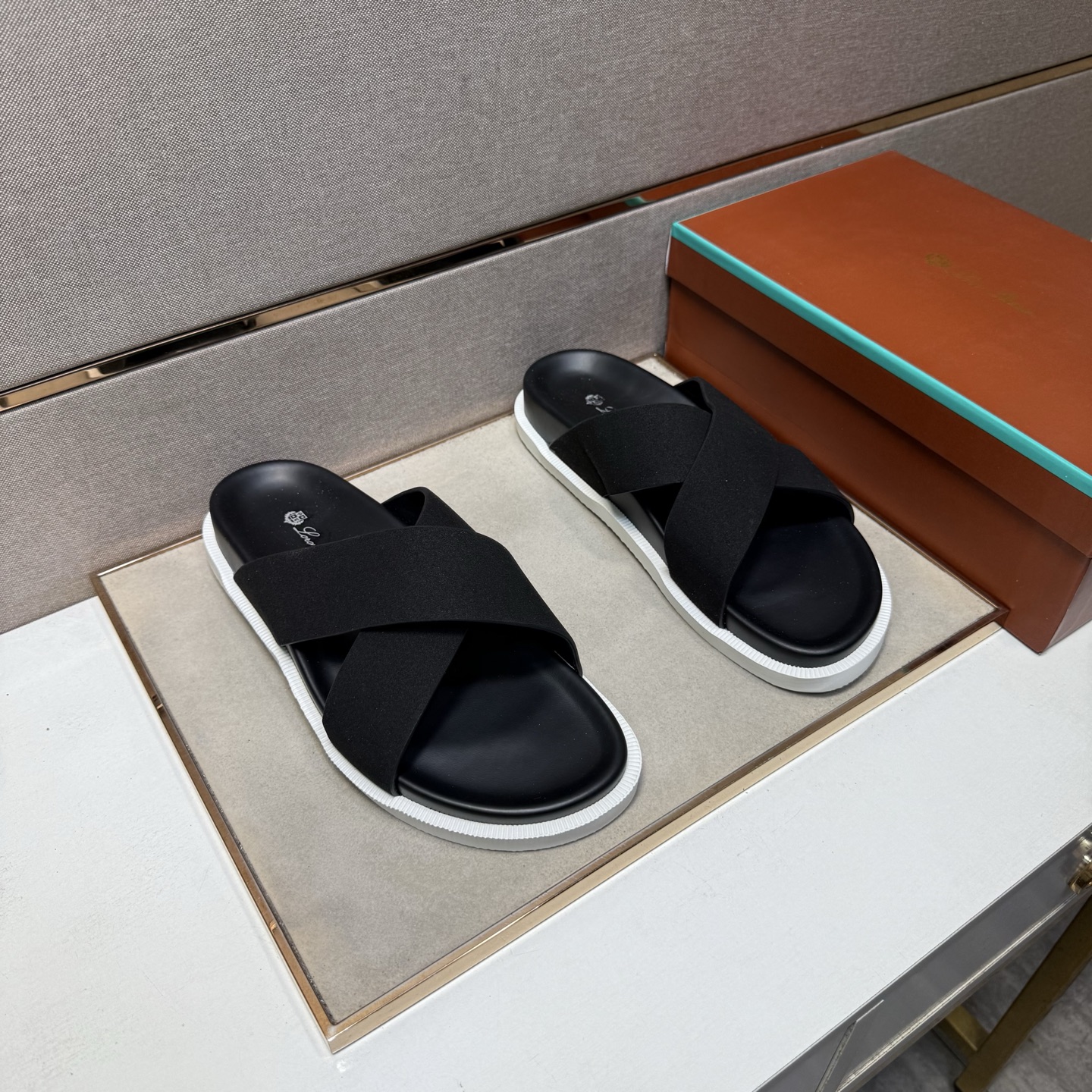 NO:885571,[LP~] Men's casual slippers are on sale simultaneously in 2026z cabinets. Size: 38-44#. The uppers in 7 colors are made of multi-material spliced ​​genuine leather lining, which is comfortable and breathable. The soles are original and comfortable and wear-resistant. The real ones are better when photographed in person. Loro piana, slippers19860909【LP～】男士休闲拖鞋 2026z柜同步发售 码数:38-44# 7个颜色鞋面选用多材质拼接真皮内里,舒适透气,鞋底原版舒适耐磨大底,实物拍摄实物更赞,,loro piana,slippers,Men's shoes