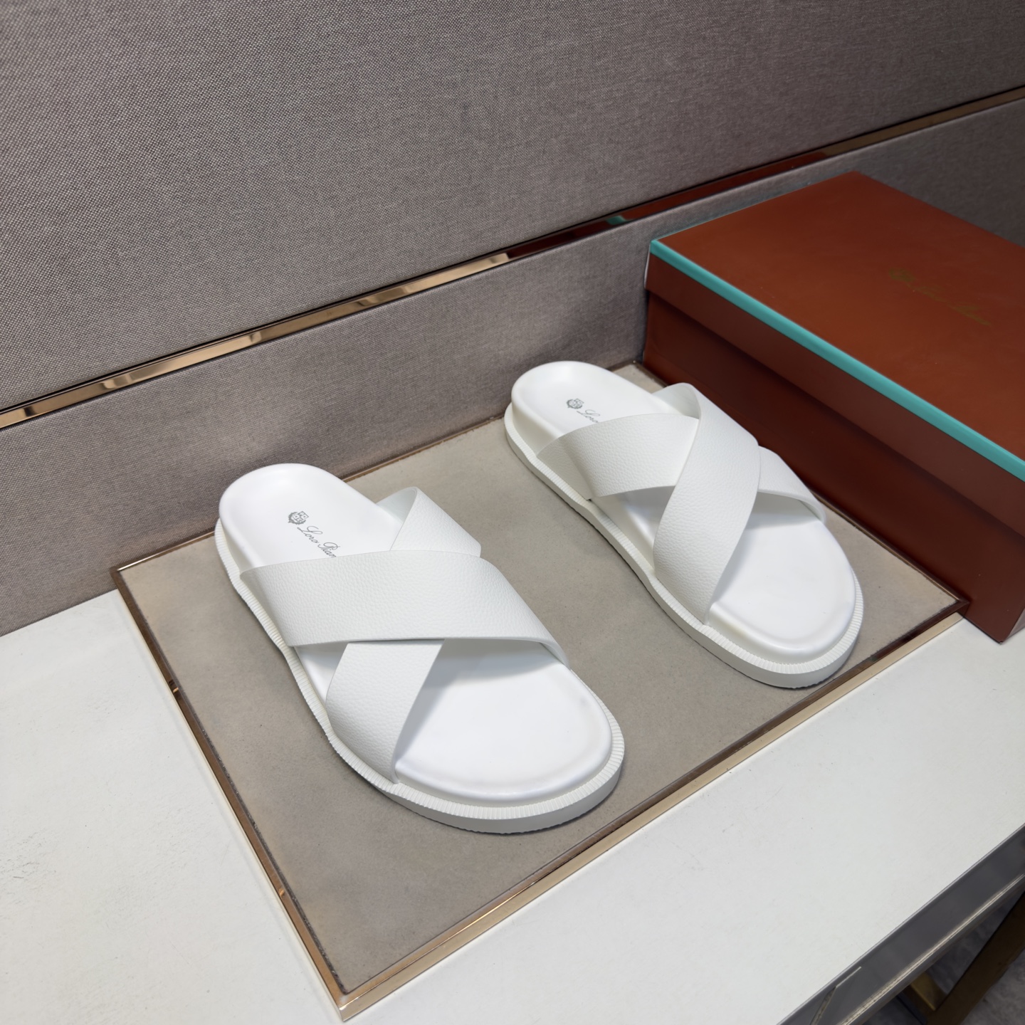 NO:885575,[LP~] Men's casual slippers are on sale simultaneously in 2026z cabinets. Size: 38-44#. 2 colors. The upper is made of multi-material spliced ​​genuine leather lining, which is comfortable and breathable. The original sole is comfortable and wear-resistant. The real thing is better when photographed in person. Loro piana, slippers19860909【LP～】男士休闲拖鞋 2026z柜同步发售 码数:38-44# 2个颜色鞋面选用多材质拼接真皮内里,舒适透气,鞋底原版舒适耐磨大底,实物拍摄实物更赞,,loro piana,slippers,Men's shoes