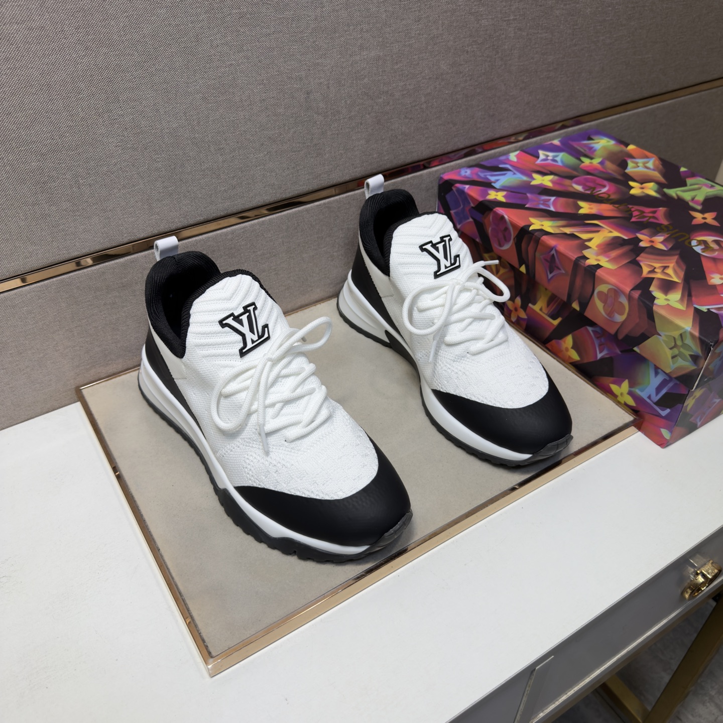 NO:885587,[LV~] Men's casual shoes 2026z cabinet simultaneous sale Size: 38-44# 4 colors of uppers with multi-material splicing mesh lining, comfortable and breathable, original soles comfortable and wear-resistant outsole, real photos taken in real life are better, louis vuitton19860909【LV～】男士休闲鞋 2026z柜同步发售 码数:38-44# 4个颜色鞋面选用多材质拼接网布内里,舒适透气,鞋底原版舒适耐磨大底,实物拍摄实物更赞,,louis vuitton,Men's shoes