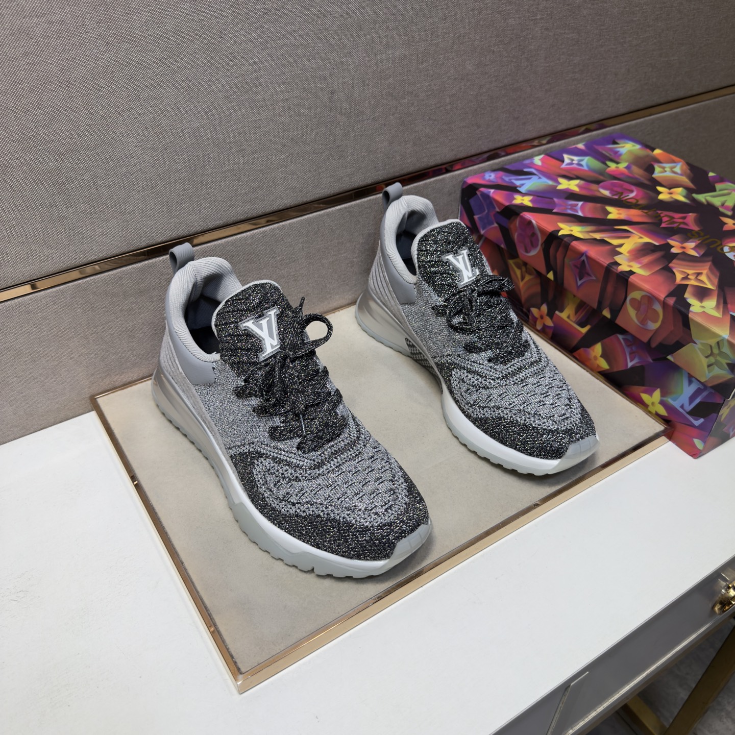 NO:885606,[LV~] Men's casual shoes 2026z cabinet simultaneous sale Size: 38-44# 7 colors upper with multi-material splicing mesh lining, comfortable and breathable, original sole comfortable and wear-resistant outsole, real shot of the real thing is better, louis vuitton19860909【LV～】男士休闲鞋 2026z柜同步发售 码数:38-44# 7个颜色鞋面选用多材质拼接网布内里,舒适透气,鞋底原版舒适耐磨大底,实物拍摄实物更赞,,louis vuitton,Men's shoes