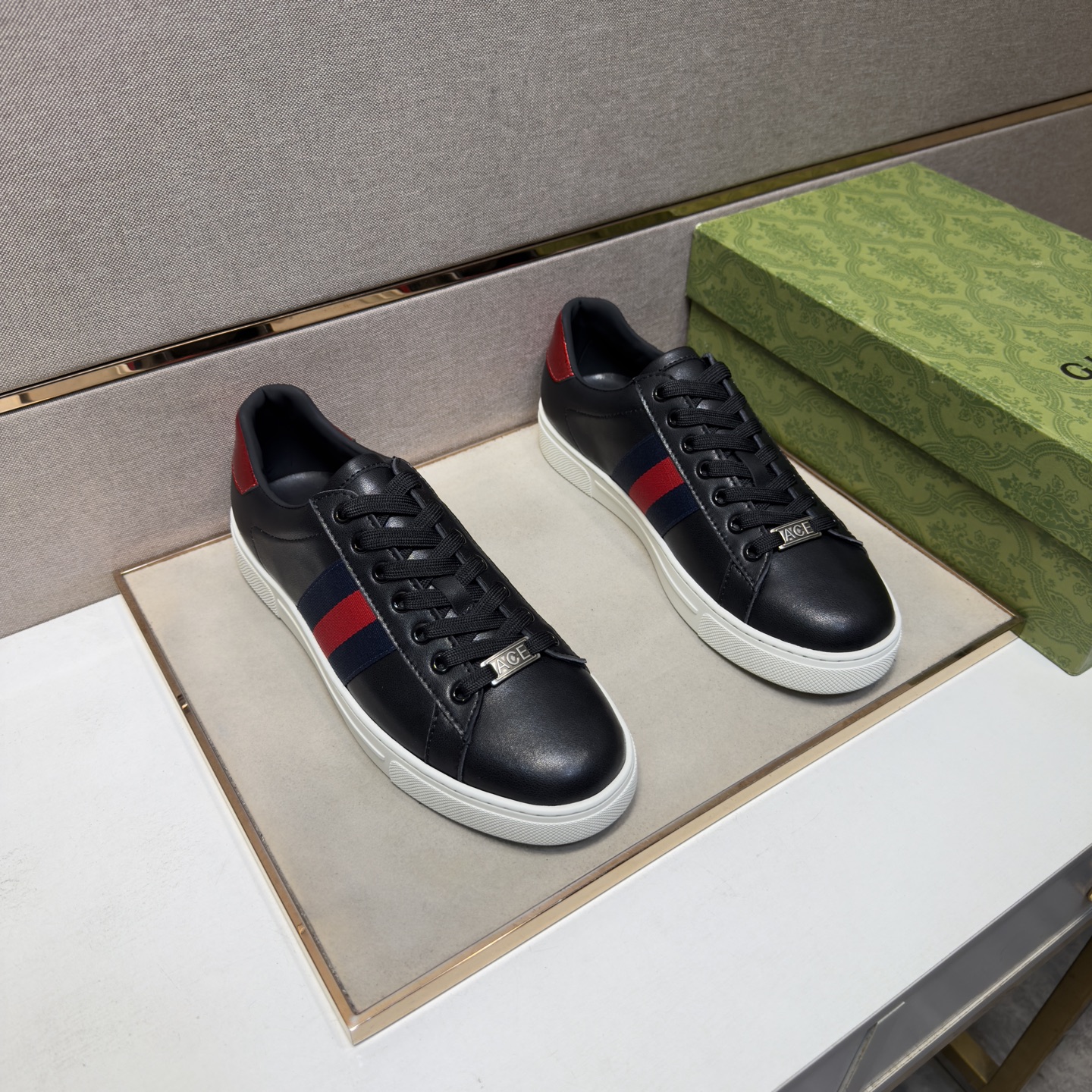 NO:885616,[Gucci~] Men's casual shoes 2026z cabinet simultaneous sale Size: 38-44# 2 colors of uppers made of multi-material splicing genuine leather lining, comfortable and breathable, original soles comfortable and wear-resistant outsole, real photos taken in real life are better, gucci19860909【古驰～】男士休闲鞋 2026z柜同步发售 码数:38-44# 2个颜色鞋面选用多材质拼接真皮内里,舒适透气,鞋底原版舒适耐磨大底,实物拍摄实物更赞,,gucci,Men's shoes