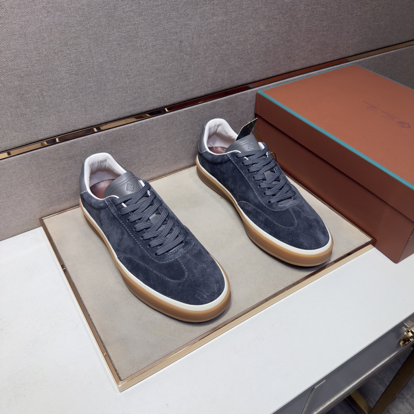 NO:885625,[LP~] Men's casual shoes 2026z cabinet simultaneous sale Size: 39-44# 2 colors of uppers made of multi-material spliced ​​genuine leather lining, comfortable and breathable, original soles comfortable and wear-resistant outsole, real photos taken in real life are better, loro piana19860909【LP～】男士休闲鞋 2026z柜同步发售 码数:39-44# 2个颜色鞋面选用多材质拼接真皮内里,舒适透气,鞋底原版舒适耐磨大底,实物拍摄实物更赞,,loro piana,Men's shoes