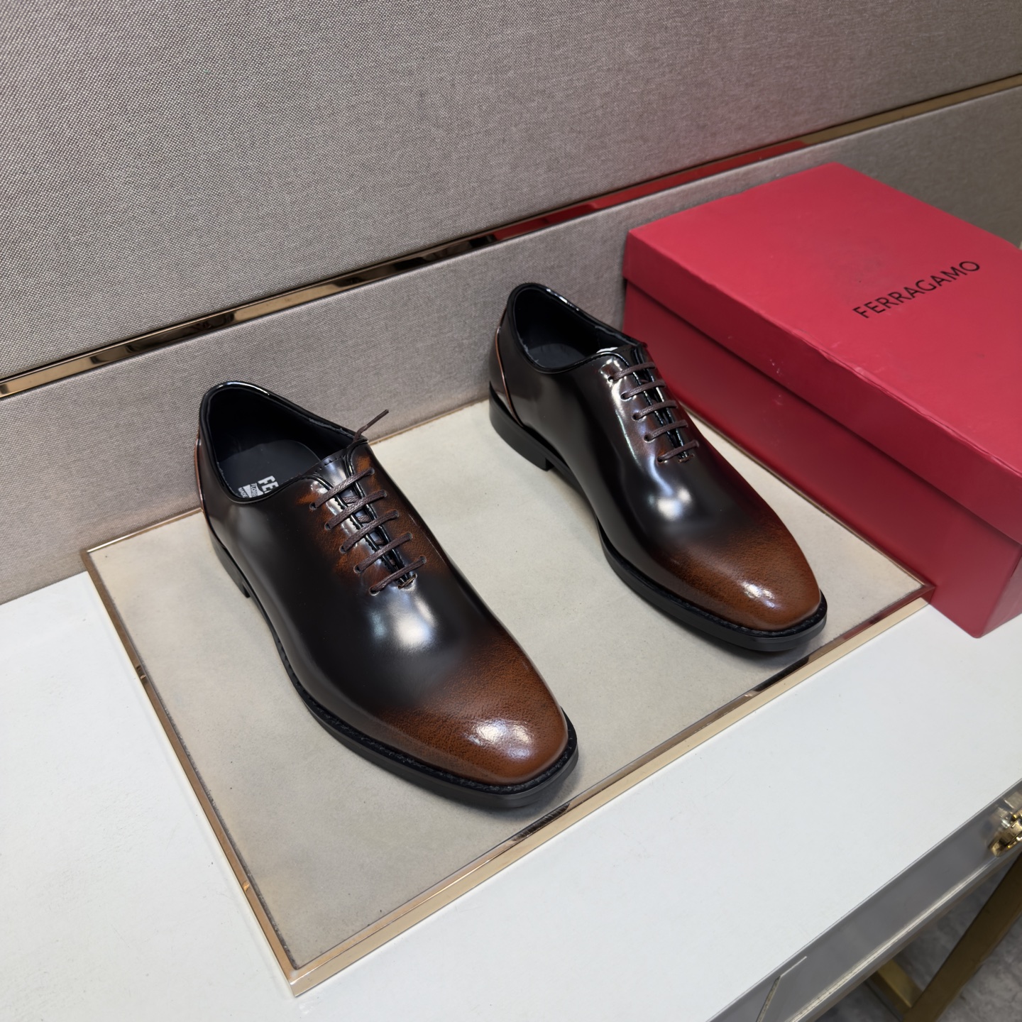 NO:930970,[Ferragamo~] Men's casual formal leather shoes are on sale simultaneously in 2026z cabinets. Size: 38-44#. 4 colors. The upper is made of multi-material spliced ​​cowhide lining. It is comfortable and breathable. The original sole is comfortable and wear-resistant. The real thing is better when shot in person., ferragamo, cowhide19860909【菲拉格慕～】男士休闲正装皮鞋 2026z柜同步发售 码数:38-44# 4个颜色鞋面选用多材质拼接牛皮内里,舒适透气,鞋底原版舒适耐磨大底,实物拍摄实物更赞,,ferragamo,cowhide,Men's shoes