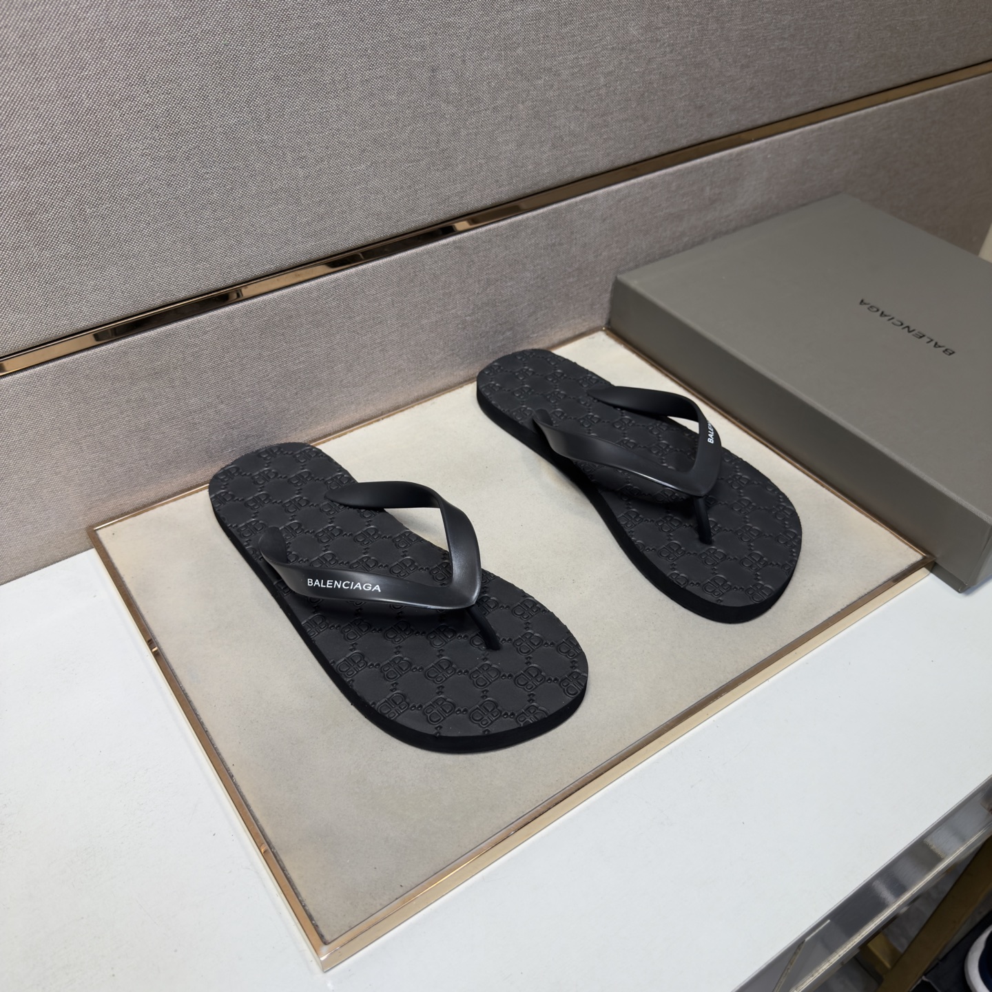 NO:886335,[Balenciaga~] Men's casual flip-flops are on sale simultaneously in 2026z cabinets. Size: 38-44#. The uppers in 4 colors are made of multi-material splicing, which is comfortable and breathable. The original soles are comfortable and wear-resistant. The real ones are better when photographed in real life. balenciaga, slippers19860909【巴黎世家～】男士休闲人字拖鞋 2026z柜同步发售 码数:38-44# 4个颜色鞋面选用多材质拼接,舒适透气,鞋底原版舒适耐磨大底,实物拍摄实物更赞,,balenciaga,slippers,Men's shoes