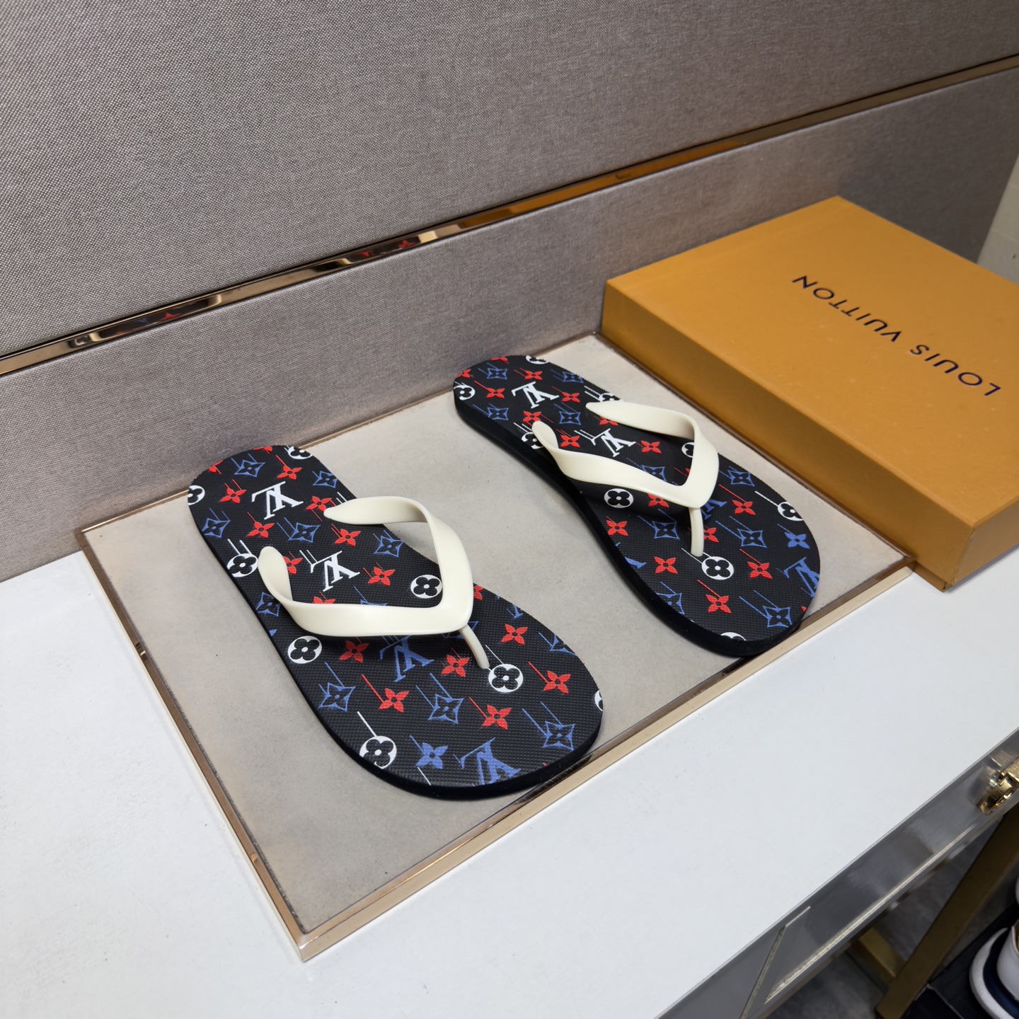 NO:886346,[LV~] Men's casual flip-flops are on sale simultaneously in 2026z cabinets. Size: 38-44#. The uppers in 4 colors are made of multi-material splicing, which is comfortable and breathable. The original soles are comfortable and wear-resistant. The real ones are better when photographed in person. Louis vuitton, slippers19860909【LV～】男士休闲人字拖鞋 2026z柜同步发售 码数:38-44# 4个颜色鞋面选用多材质拼接,舒适透气,鞋底原版舒适耐磨大底,实物拍摄实物更赞,,louis vuitton,slippers,Men's shoes