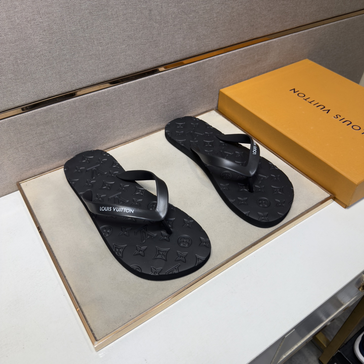 NO:886357,[LV~] Men's casual flip-flops are on sale simultaneously in 2026z cabinets. Size: 38-44#. The uppers in 5 colors are made of multi-material splicing, which is comfortable and breathable. The original soles are comfortable and wear-resistant. The real ones are better when photographed in person. Louis vuitton, slippers19860909【LV～】男士休闲人字拖鞋 2026z柜同步发售 码数:38-44# 5个颜色鞋面选用多材质拼接,舒适透气,鞋底原版舒适耐磨大底,实物拍摄实物更赞,,louis vuitton,slippers,Men's shoes