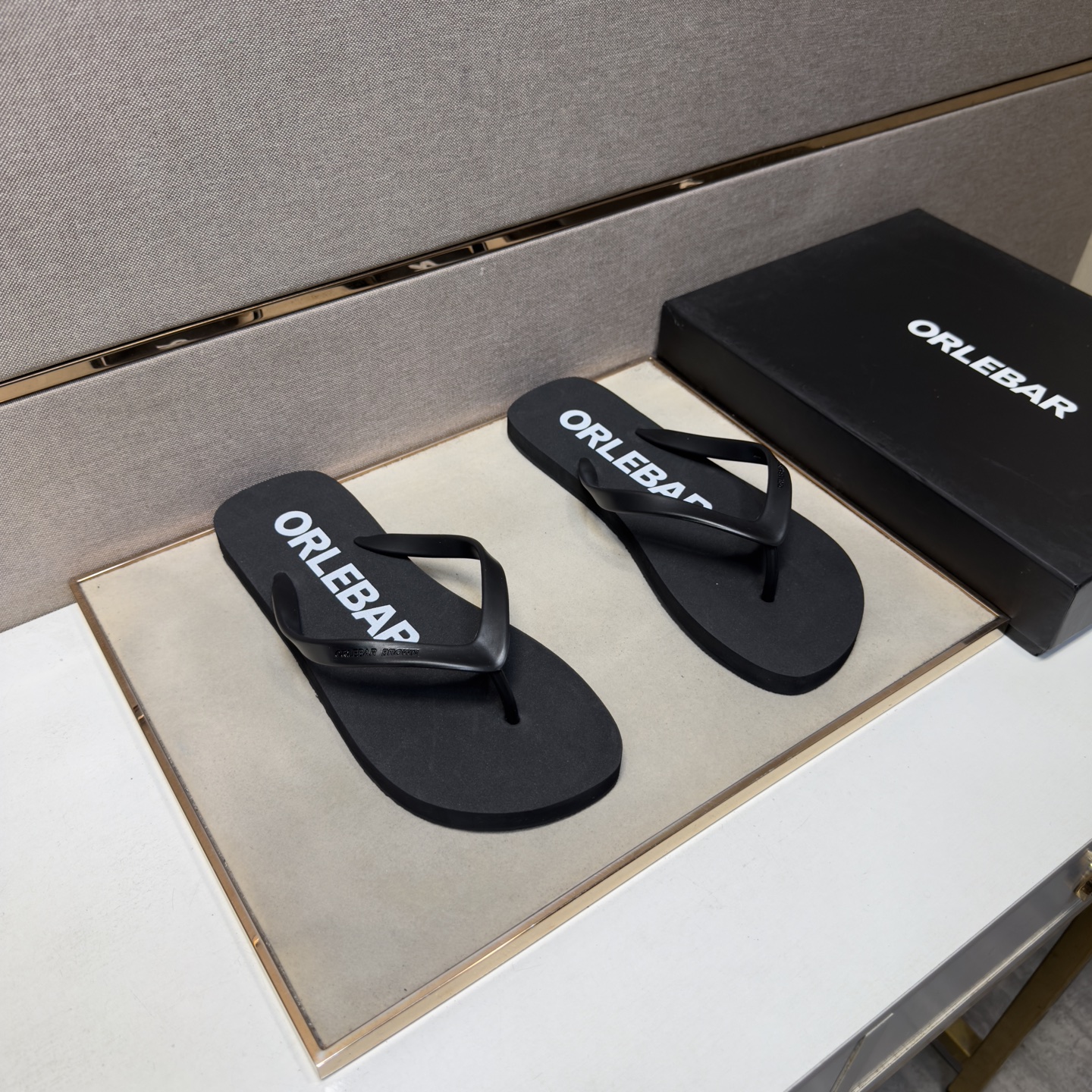 NO:886368,[ORLEBAR~] Men's casual flip-flops are on sale simultaneously in 2026z cabinets. Size: 38-44#. The uppers in 6 colors are made of multi-material splicing, which is comfortable and breathable. The soles are original and comfortable and wear-resistant. The real ones are better when photographed.19860909【ORLEBAR～】男士休闲人字拖鞋 2026z柜同步发售 码数:38-44# 6个颜色鞋面选用多材质拼接,舒适透气,鞋底原版舒适耐磨大底,实物拍摄实物更赞,,slippers,Men's shoes