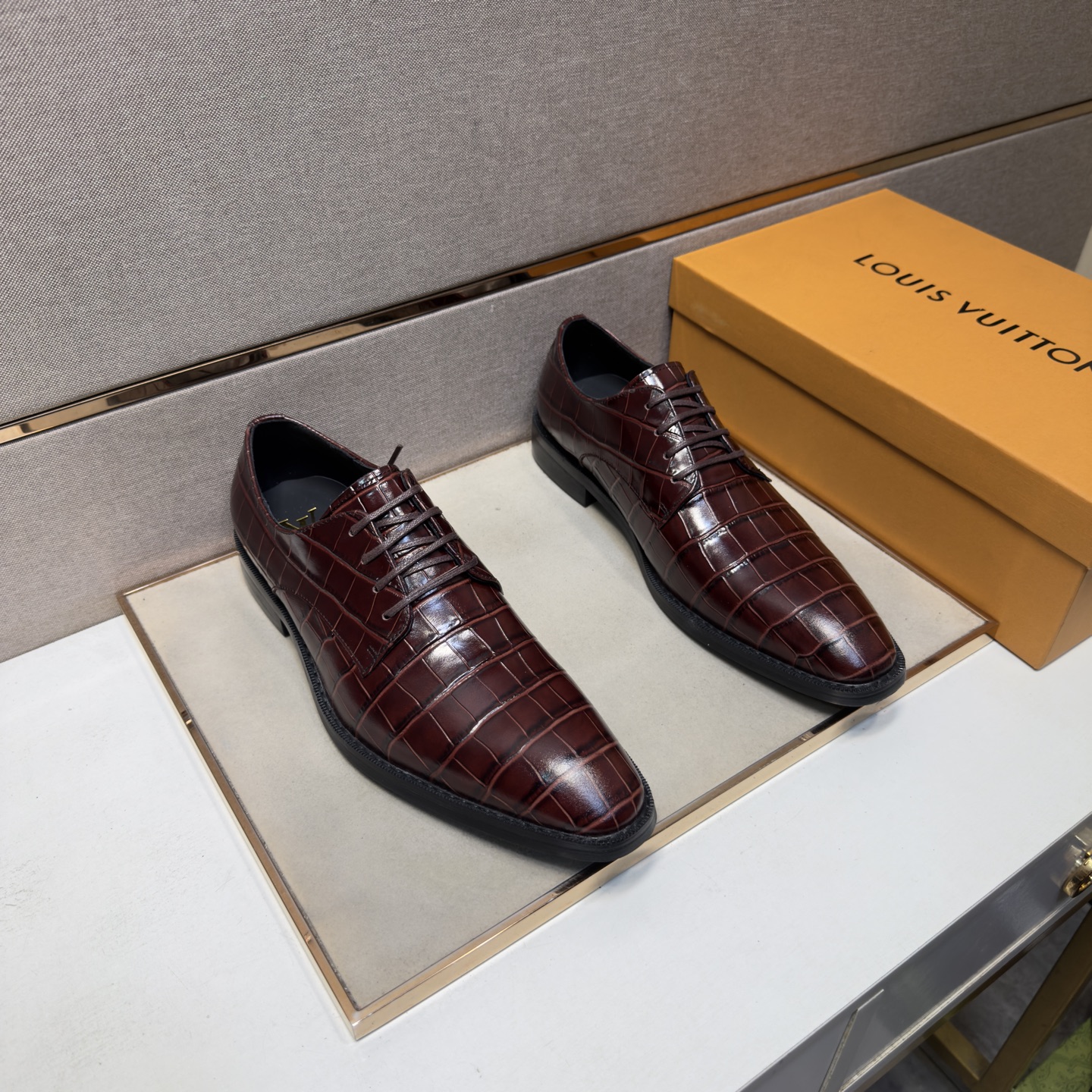 NO:930991,[LV~] Men's casual formal leather shoes 2026z cabinet simultaneous sale Code number: 38-44# 4 colors of uppers made of multi-material splicing, cowhide lining, comfortable and breathable, original soles comfortable and wear-resistant outsole, real photos taken are better, louis vuitton, cowhide19860909【LV～】男士休闲正装皮鞋 2026z柜同步发售 码数:38-44# 4个颜色鞋面选用多材质拼接,牛皮内里,舒适透气,鞋底原版舒适耐磨大底,实物拍摄实物更赞,,louis vuitton,cowhide,Men's shoes