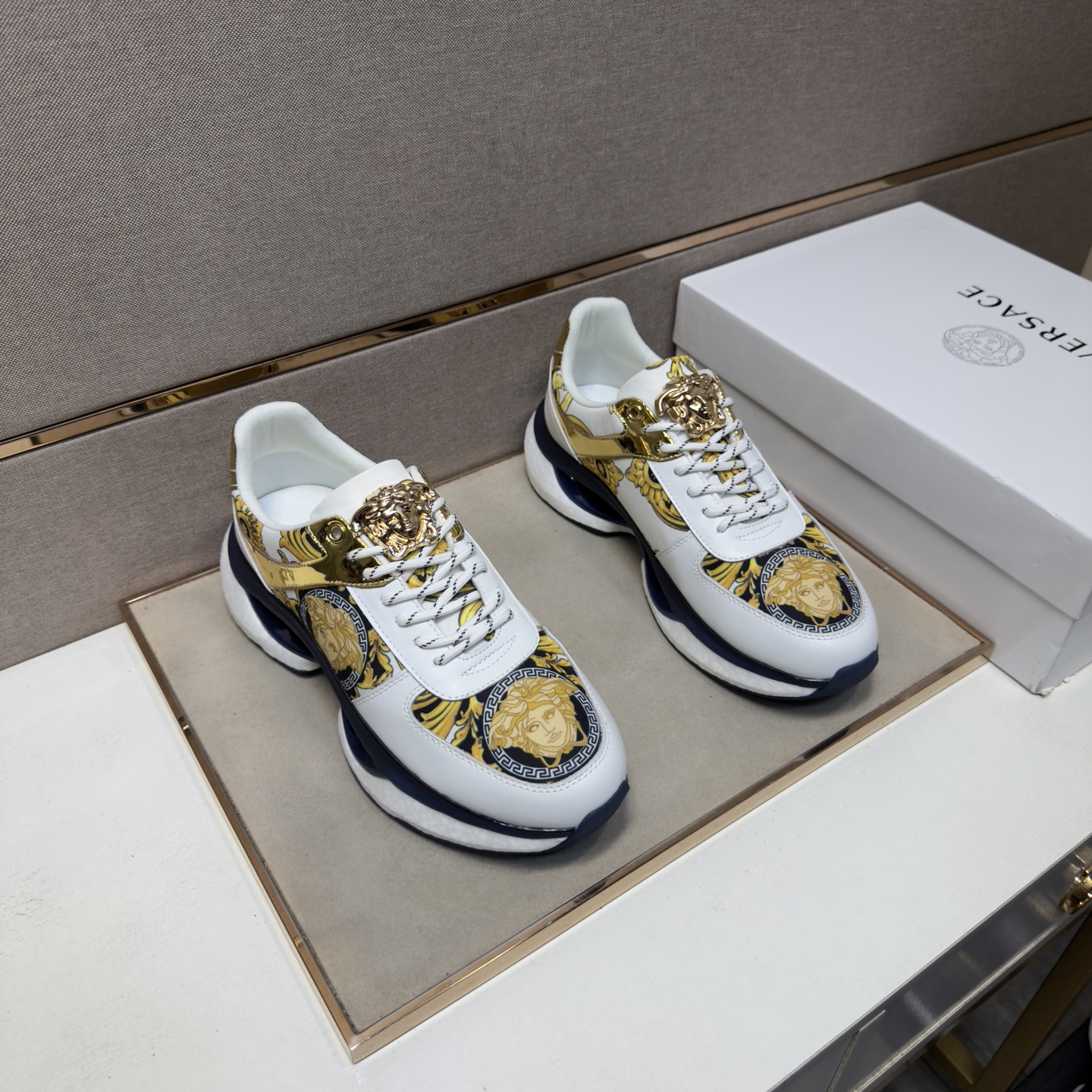 NO:886388,[Versace~] Men's casual shoes 2026z cabinet sales simultaneously Size: 38-44# 2 colors The upper is made of multi-material spliced ​​mesh lining, which is comfortable and breathable. The original sole is comfortable and wear-resistant. The real thing is better when photographed in person.,versace19860909【范思哲～】男士休闲鞋 2026z柜同步发售 码数:38-44# 2个颜色鞋面选用多材质拼接网布内里,舒适透气,鞋底原版舒适耐磨大底,实物拍摄实物更赞,,versace,Men's shoes