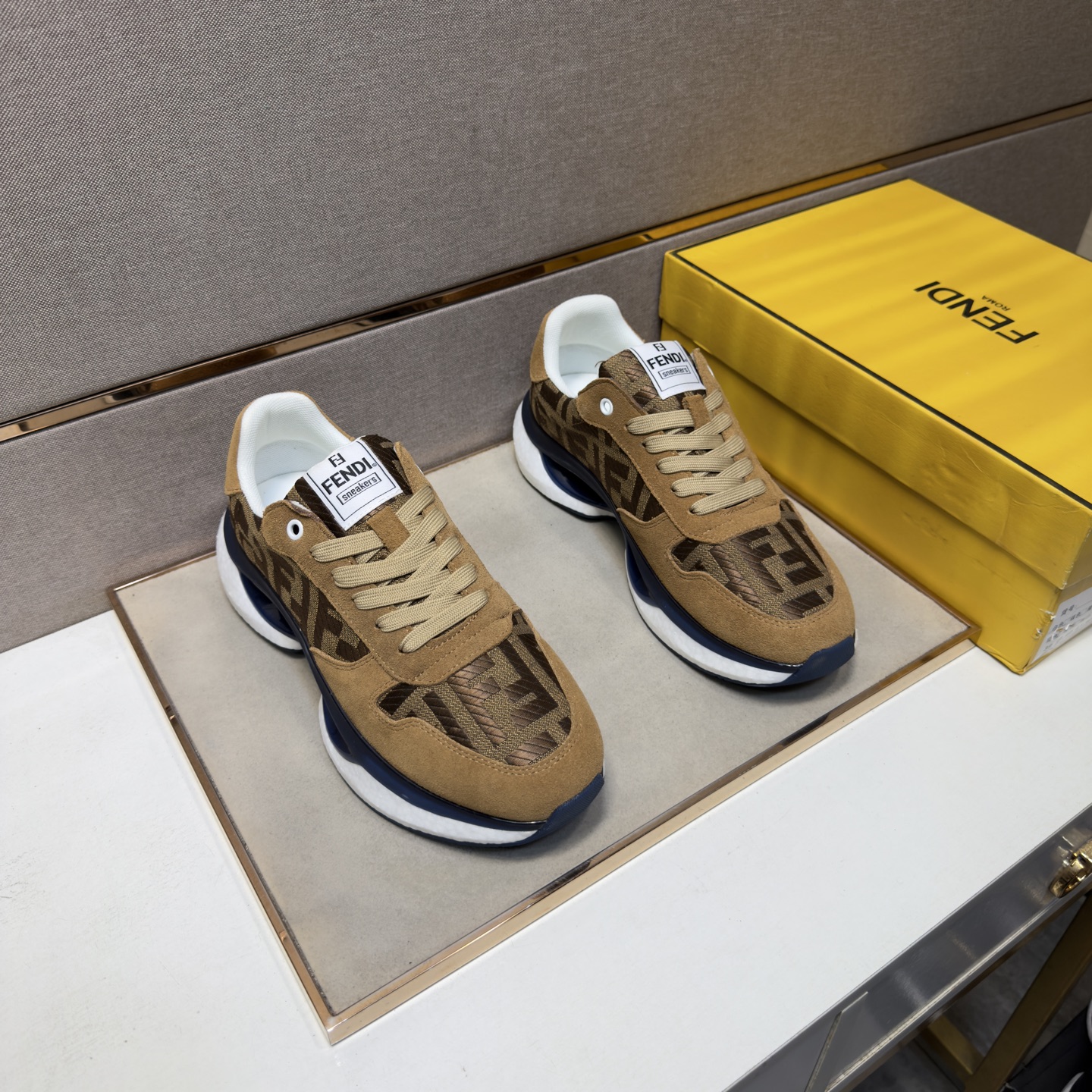 NO:886398,[Fendi~] Men's casual shoes 2026z cabinet simultaneous sale Size: 38-44# 3 colors of uppers are made of multi-material spliced ​​mesh lining, which is comfortable and breathable. The original sole is comfortable and wear-resistant. The real thing is better when photographed. Fendi19860909【芬迪～】男士休闲鞋 2026z柜同步发售 码数:38-44# 3个颜色鞋面选用多材质拼接网布内里,舒适透气,鞋底原版舒适耐磨大底,实物拍摄实物更赞,,fendi,Men's shoes