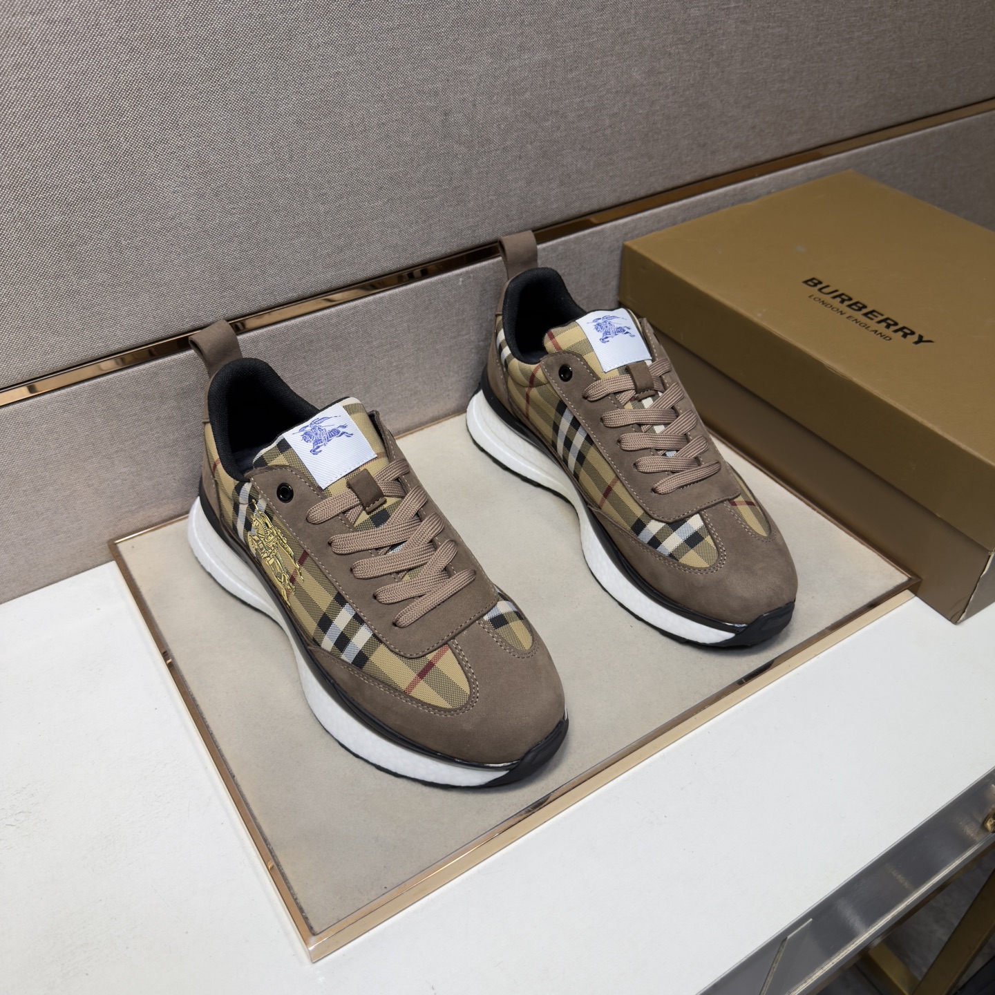 NO:886408,[Burberry~] Men's casual shoes 2026z cabinet simultaneous sale Size: 38-44# 3 colors of uppers with multi-material spliced ​​mesh lining, comfortable and breathable, original soles comfortable and wear-resistant outsole, real photos taken are better, burberry19860909【巴宝莉～】男士休闲鞋 2026z柜同步发售 码数:38-44# 3个颜色鞋面选用多材质拼接网布内里,舒适透气,鞋底原版舒适耐磨大底,实物拍摄实物更赞,,burberry,Men's shoes