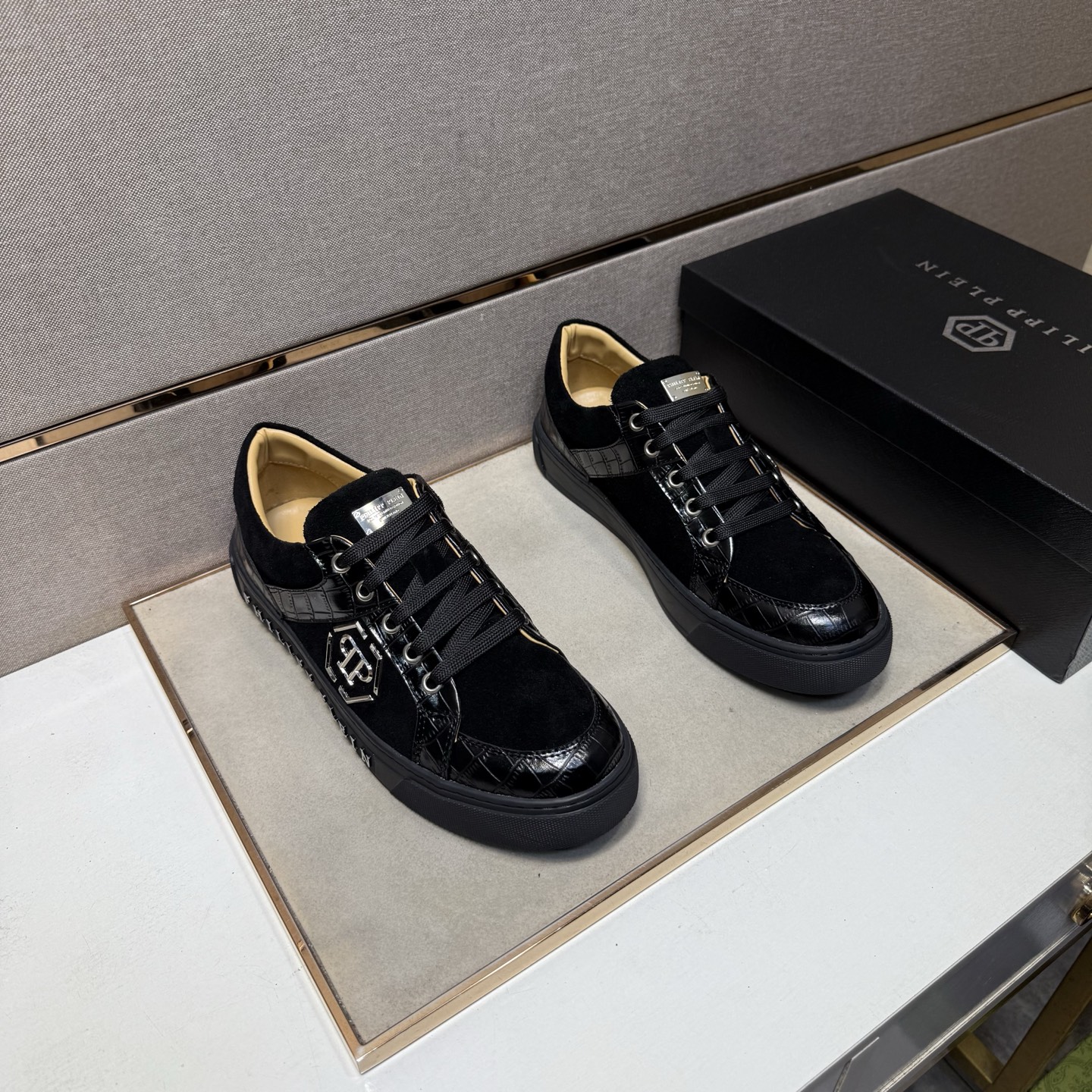NO:886418,[PP~] Men's casual shoes are on sale simultaneously in 2026z cabinets. Size: 38-44#. The uppers in 6 colors are made of multi-material spliced ​​genuine leather lining, which is comfortable and breathable. The original soles are comfortable and wear-resistant. The real ones are better when photographed in person.19860909【PP～】男士休闲鞋 2026z柜同步发售 码数:38-44# 6个颜色鞋面选用多材质拼接真皮内里,舒适透气,鞋底原版舒适耐磨大底,实物拍摄实物更赞,,Men's shoes