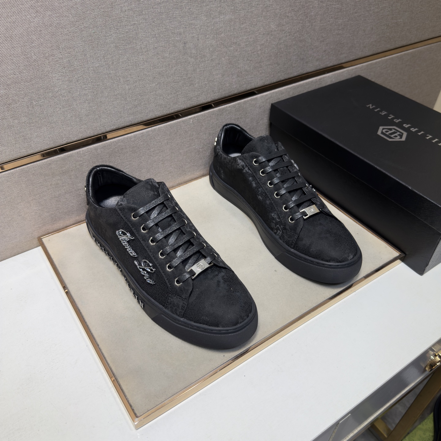 NO:886427,[PP~] Men's casual shoes are on sale simultaneously in 2026z cabinets. Size: 38-44#. The uppers in 5 colors are made of multi-material spliced ​​genuine leather lining, which is comfortable and breathable. The original soles are comfortable and wear-resistant. The real ones are better when photographed in person.19860909【PP～】男士休闲鞋 2026z柜同步发售 码数:38-44# 5个颜色鞋面选用多材质拼接真皮内里,舒适透气,鞋底原版舒适耐磨大底,实物拍摄实物更赞,,Men's shoes